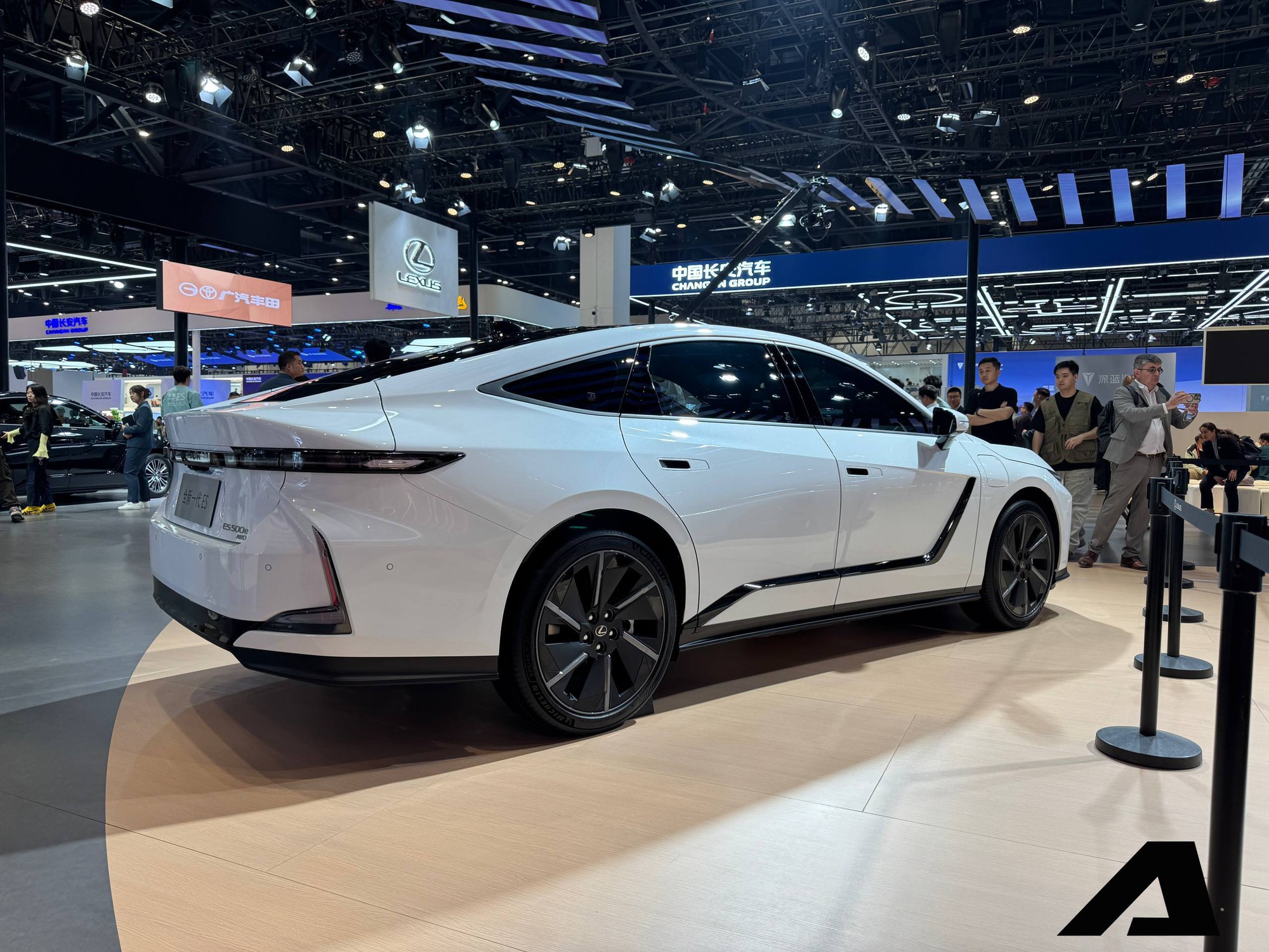 Xem trước Lexus ES 500e sắp ra mắt Việt Nam: Sedan thuần điện đi hơn 600 km/sạc, trang bị h&agrave;ng ghế sau dễ ghi điểm đại gia Việt- Ảnh 2.