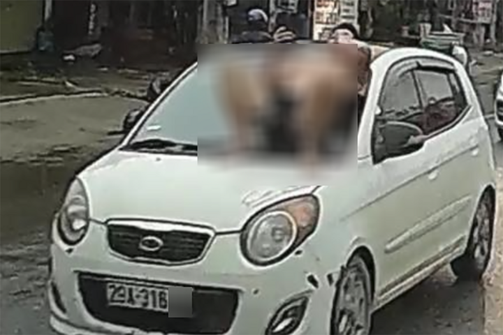 X&aacute;c minh clip người đ&agrave;n &ocirc;ng cởi trần nằm tr&ecirc;n nắp capo &ocirc; t&ocirc; đang chạy ở H&agrave; Nội- Ảnh 1.