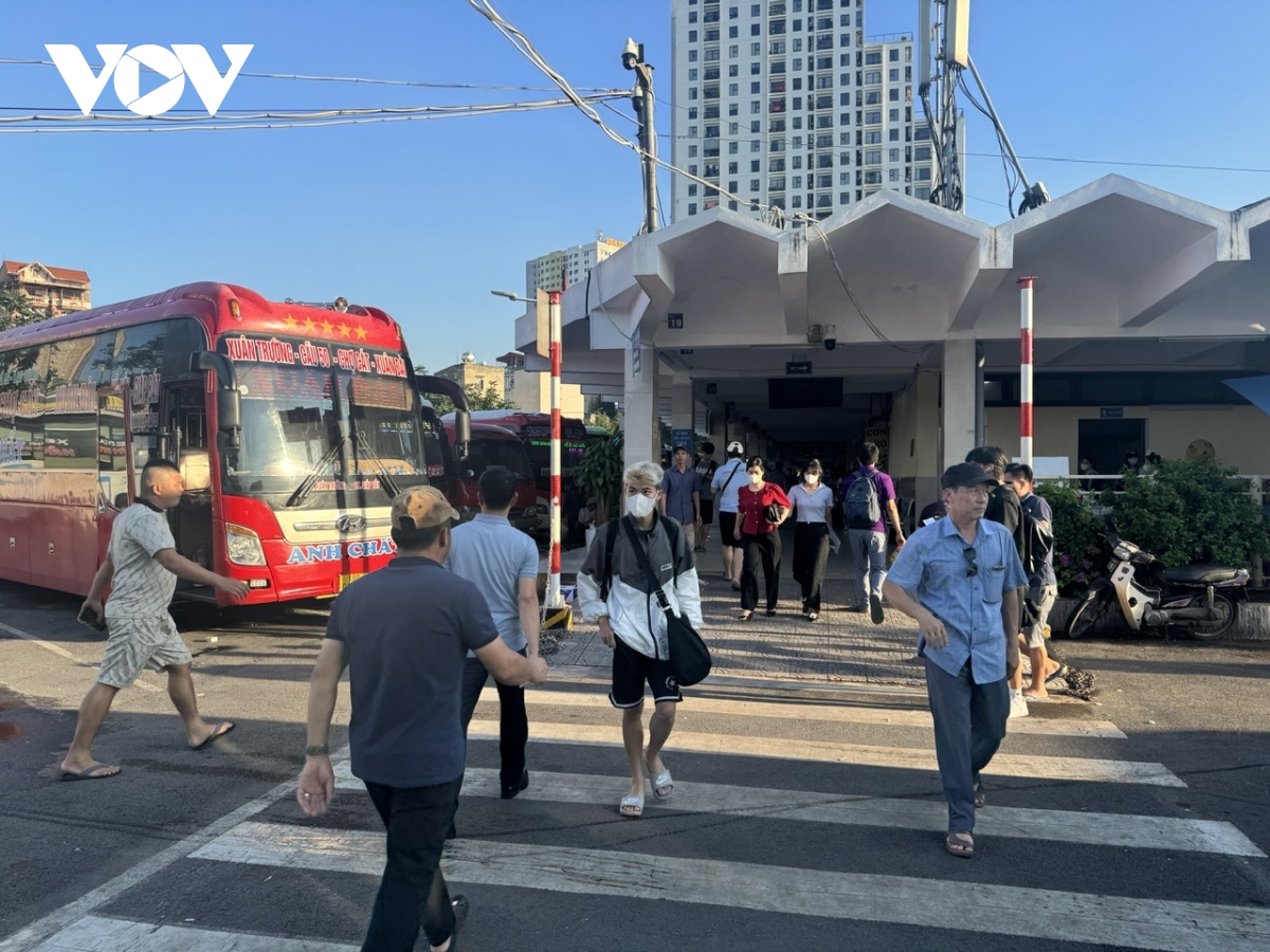 Kỳ nghỉ lễ: Bến xe truyền thống ế kh&aacute;ch, xe limousine, xe gh&eacute;p k&iacute;n chỗ- Ảnh 9.