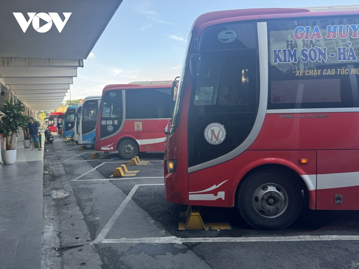 Kỳ nghỉ lễ: Bến xe truyền thống ế kh&aacute;ch, xe limousine, xe gh&eacute;p k&iacute;n chỗ- Ảnh 8.