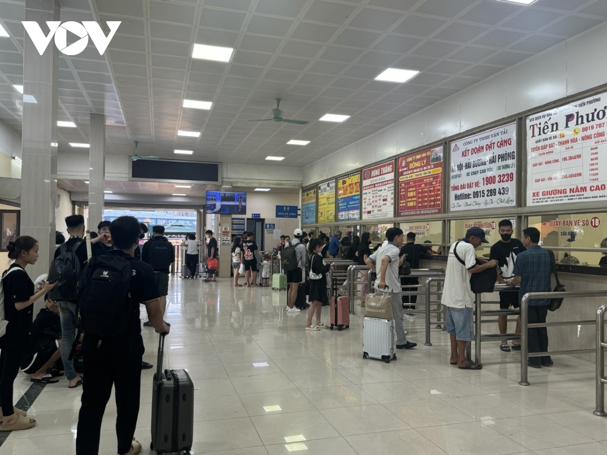 Kỳ nghỉ lễ: Bến xe truyền thống ế kh&aacute;ch, xe limousine, xe gh&eacute;p k&iacute;n chỗ- Ảnh 7.