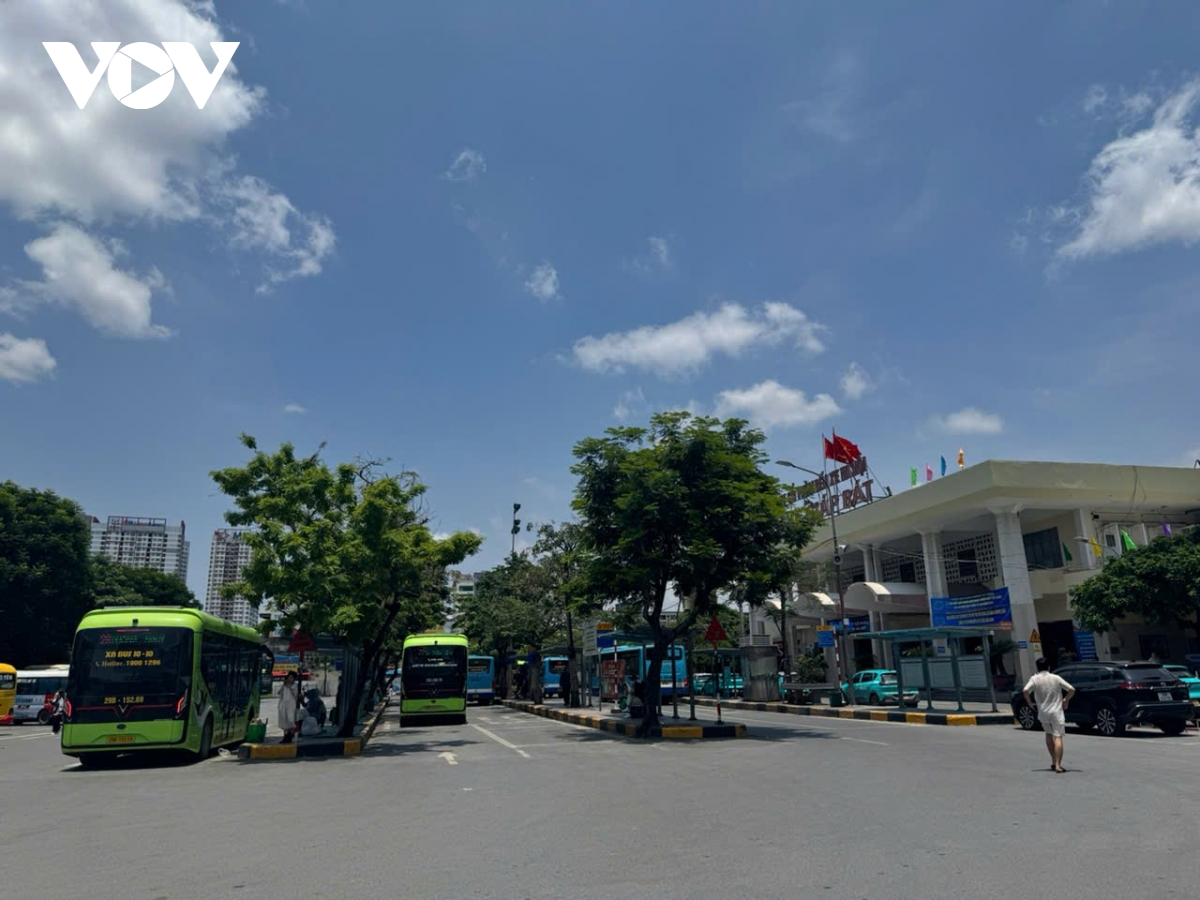 Kỳ nghỉ lễ: Bến xe truyền thống ế kh&aacute;ch, xe limousine, xe gh&eacute;p k&iacute;n chỗ- Ảnh 6.