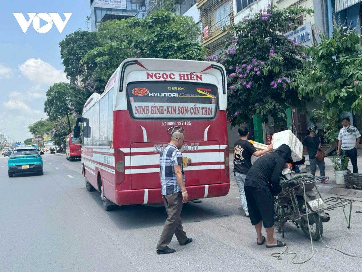 Kỳ nghỉ lễ: Bến xe truyền thống ế kh&aacute;ch, xe limousine, xe gh&eacute;p k&iacute;n chỗ- Ảnh 16.