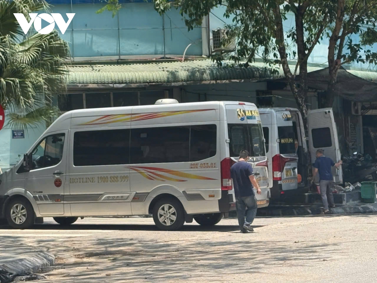 Kỳ nghỉ lễ: Bến xe truyền thống ế kh&aacute;ch, xe limousine, xe gh&eacute;p k&iacute;n chỗ- Ảnh 10.