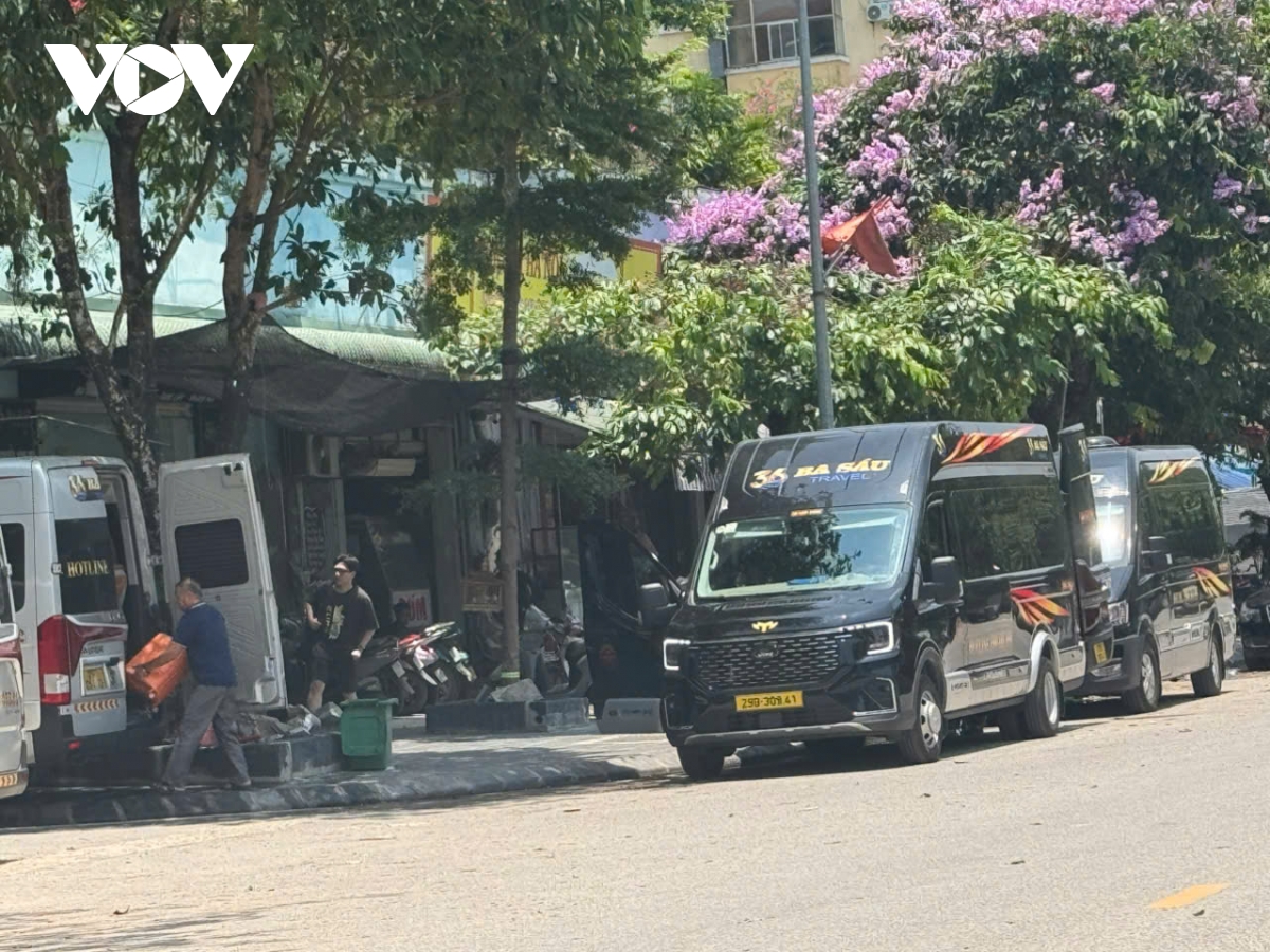Kỳ nghỉ lễ: Bến xe truyền thống ế kh&aacute;ch, xe limousine, xe gh&eacute;p k&iacute;n chỗ- Ảnh 11.
