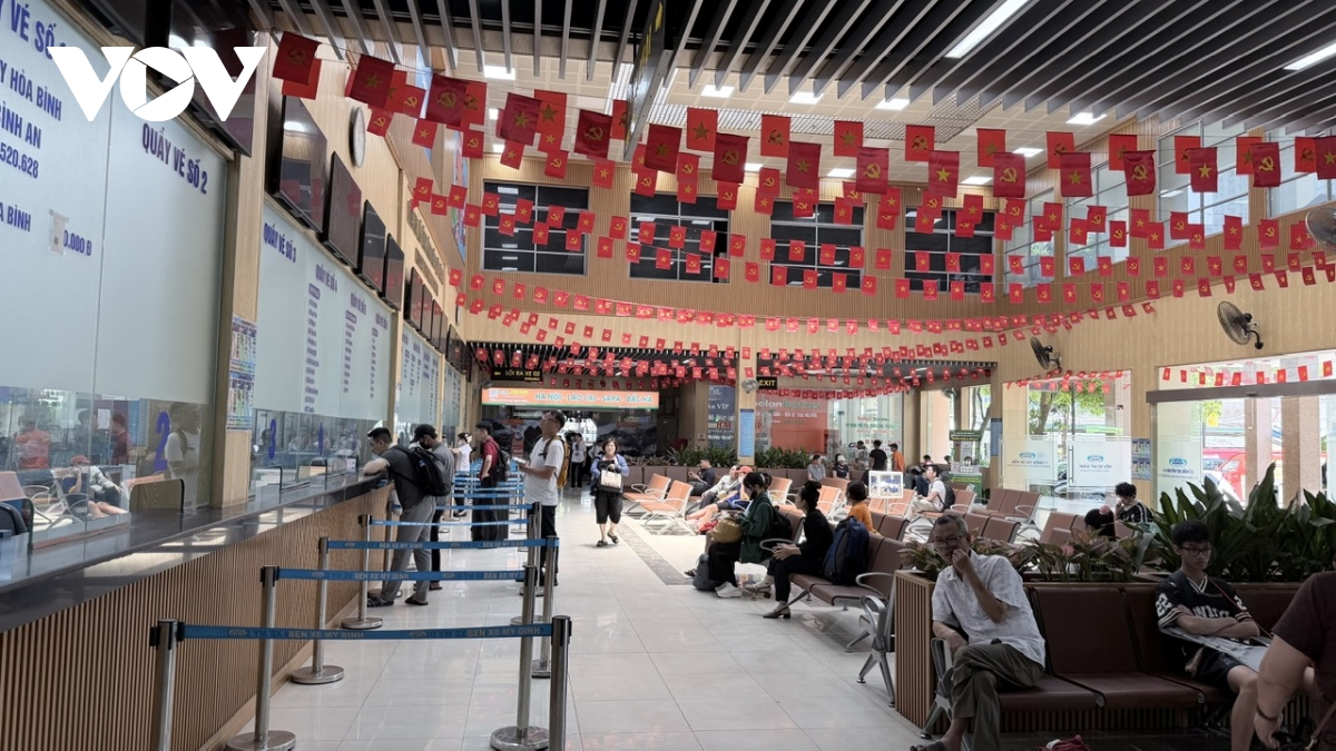 Kỳ nghỉ lễ: Bến xe truyền thống ế kh&aacute;ch, xe limousine, xe gh&eacute;p k&iacute;n chỗ- Ảnh 2.