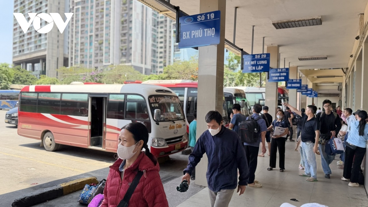 Kỳ nghỉ lễ: Bến xe truyền thống ế kh&aacute;ch, xe limousine, xe gh&eacute;p k&iacute;n chỗ- Ảnh 3.