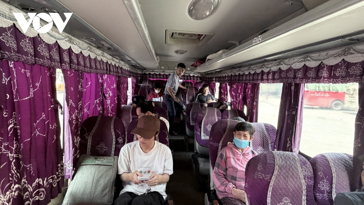 Kỳ nghỉ lễ: Bến xe truyền thống ế kh&aacute;ch, xe limousine, xe gh&eacute;p k&iacute;n chỗ- Ảnh 4.