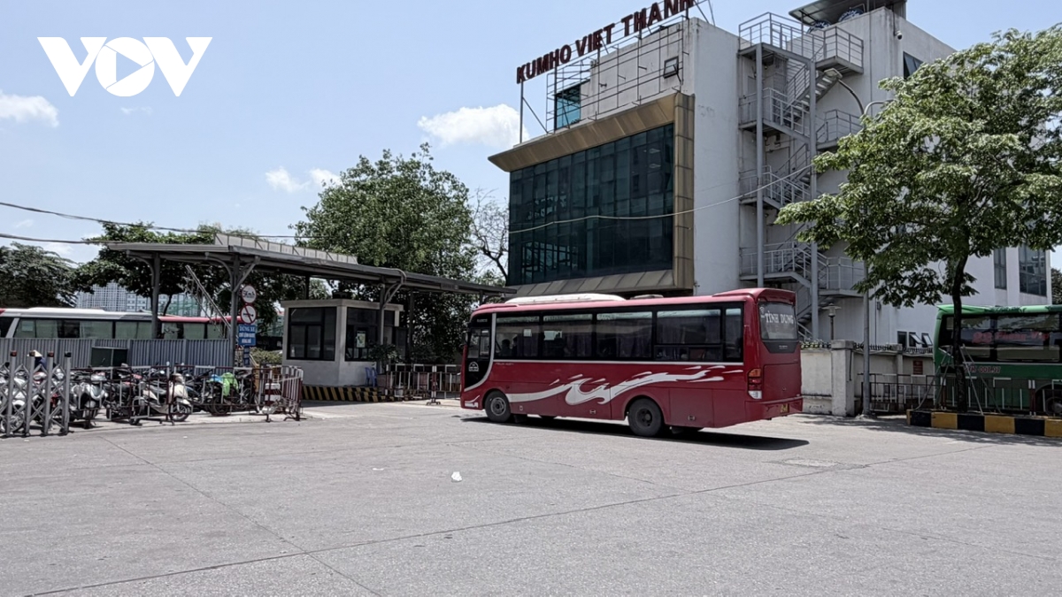 Kỳ nghỉ lễ: Bến xe truyền thống ế kh&aacute;ch, xe limousine, xe gh&eacute;p k&iacute;n chỗ- Ảnh 5.