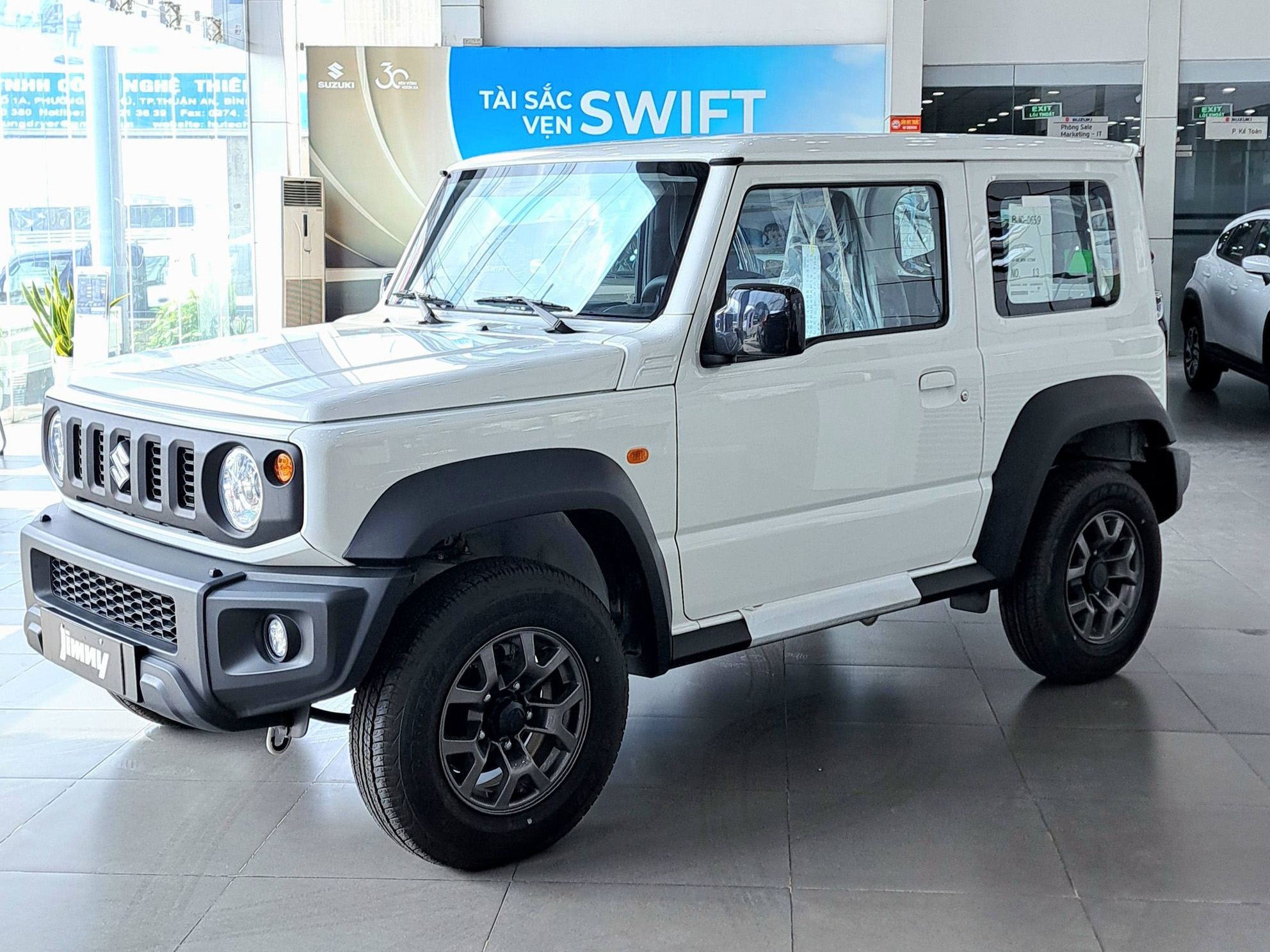Suzuki Jimny giảm gi&aacute; kỷ lục 140 triệu tại đại l&yacute;: Gi&aacute; thực tế c&ograve;n 649 triệu đồng, dễ tiếp cận hơn cho c&aacute;c d&acirc;n chơi Việt th&iacute;ch off-road- Ảnh 1.