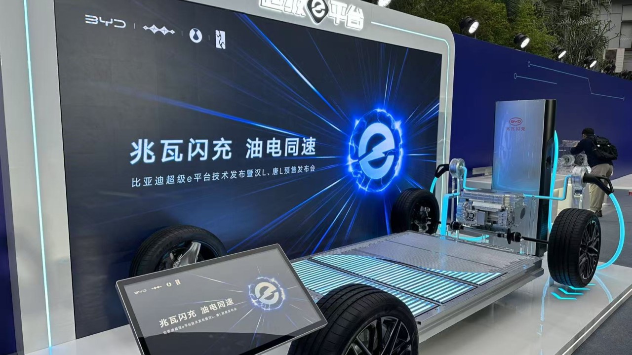 Sếp BMW cảnh b&aacute;o vấn đề tiềm ẩn sau sạc si&ecirc;u nhanh đang g&acirc;y sốt của BYD: &lsquo;N&oacute; giống như việc k&eacute;o một c&aacute;i chăn&rsquo;- Ảnh 2.