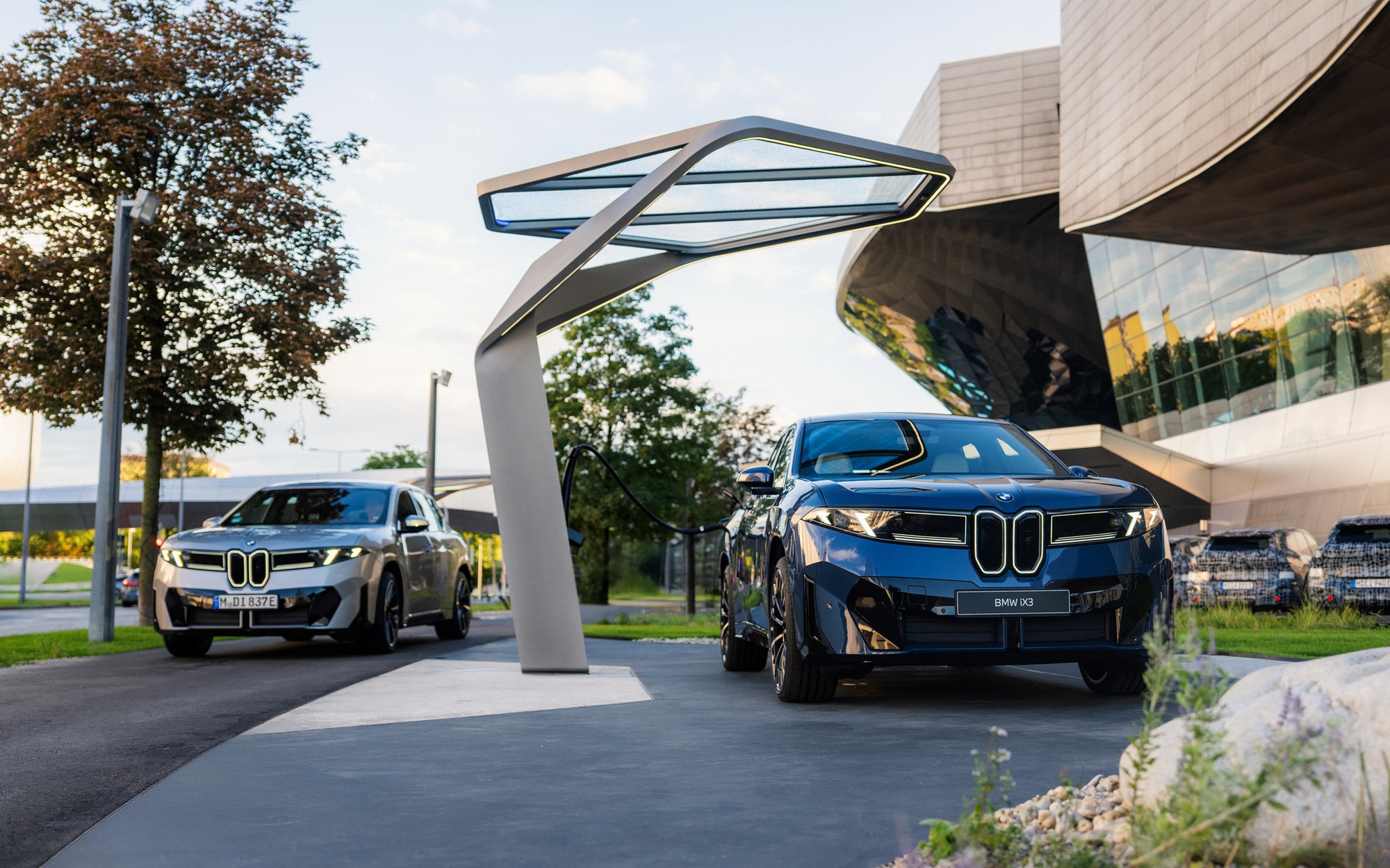 Sếp BMW cảnh b&aacute;o vấn đề tiềm ẩn sau sạc si&ecirc;u nhanh đang g&acirc;y sốt của BYD: &lsquo;N&oacute; giống như việc k&eacute;o một c&aacute;i chăn&rsquo;- Ảnh 3.