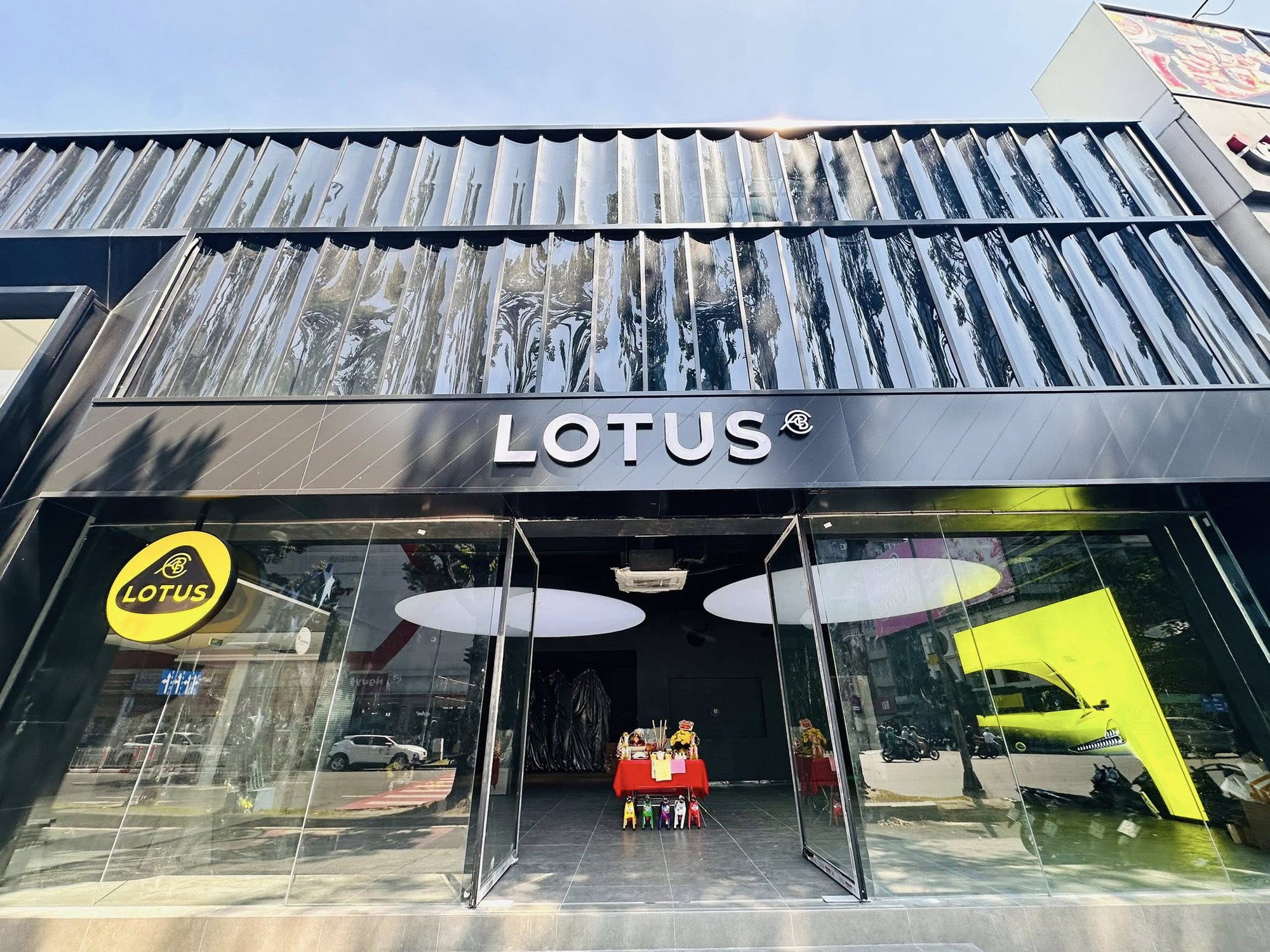 Lộ diện showroom Lotus đầu ti&ecirc;n tại Việt Nam: Vị tr&iacute; đắc địa ở TP.HCM, dự kiến ra mắt xe trong th&aacute;ng n&agrave;y- Ảnh 1.