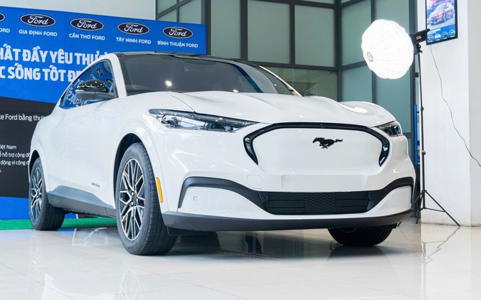 Ford Mustang Mach-E giảm gi&aacute; kỷ lục c&ograve;n gần 1,7 tỷ đồng, sạc miễn ph&iacute; 5 năm - &lsquo;K&egrave;o thơm&rsquo; cho d&acirc;n chơi tốc độ thời xăng tăng gi&aacute;- Ảnh 1.