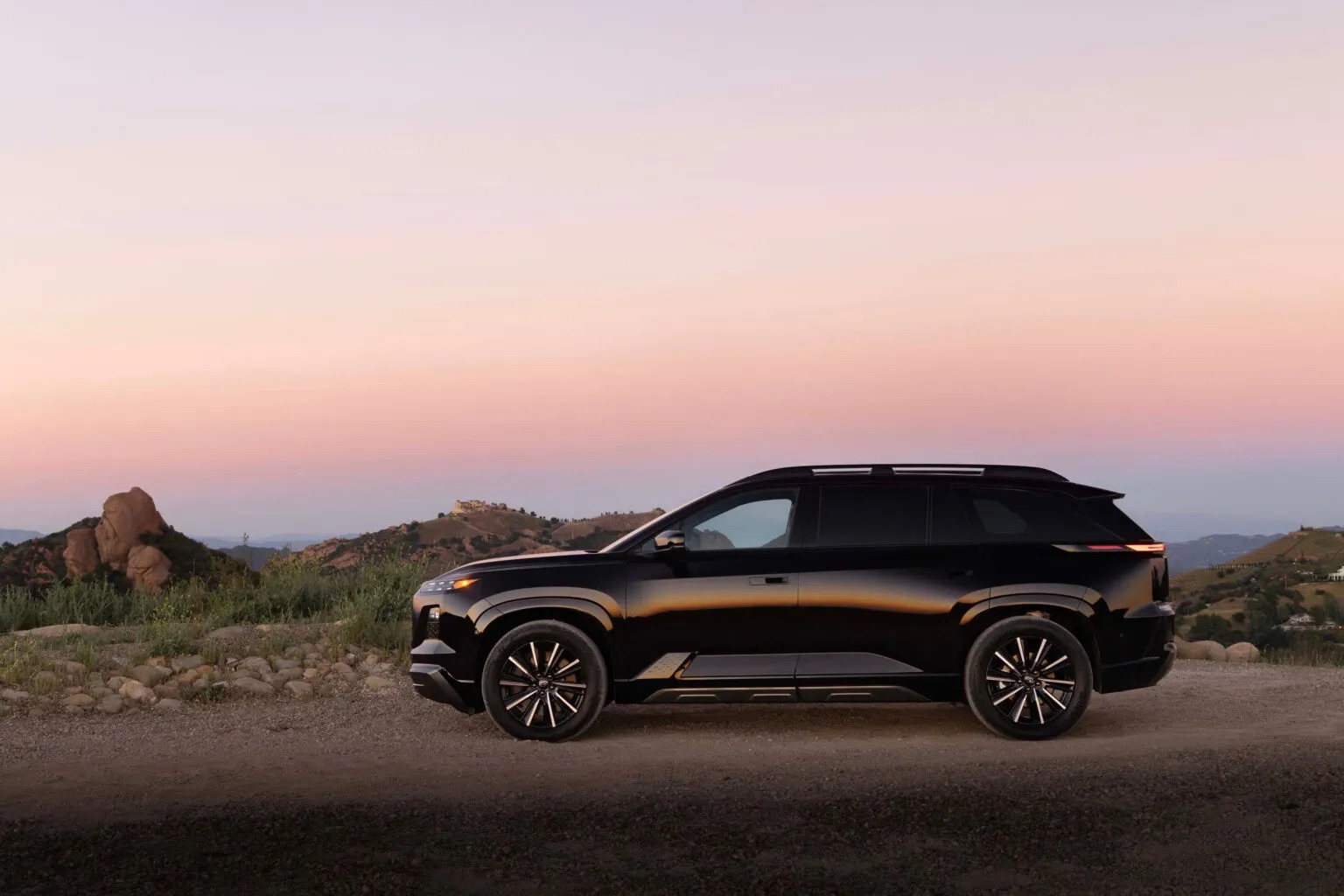 Subaru Gateway ra mắt: SUV cỡ lớn với 3 h&agrave;ng ghế, d&ugrave;ng c&ocirc;ng nghệ Toyota, mạnh 420hp, chạy gần 500km/sạc- Ảnh 5.