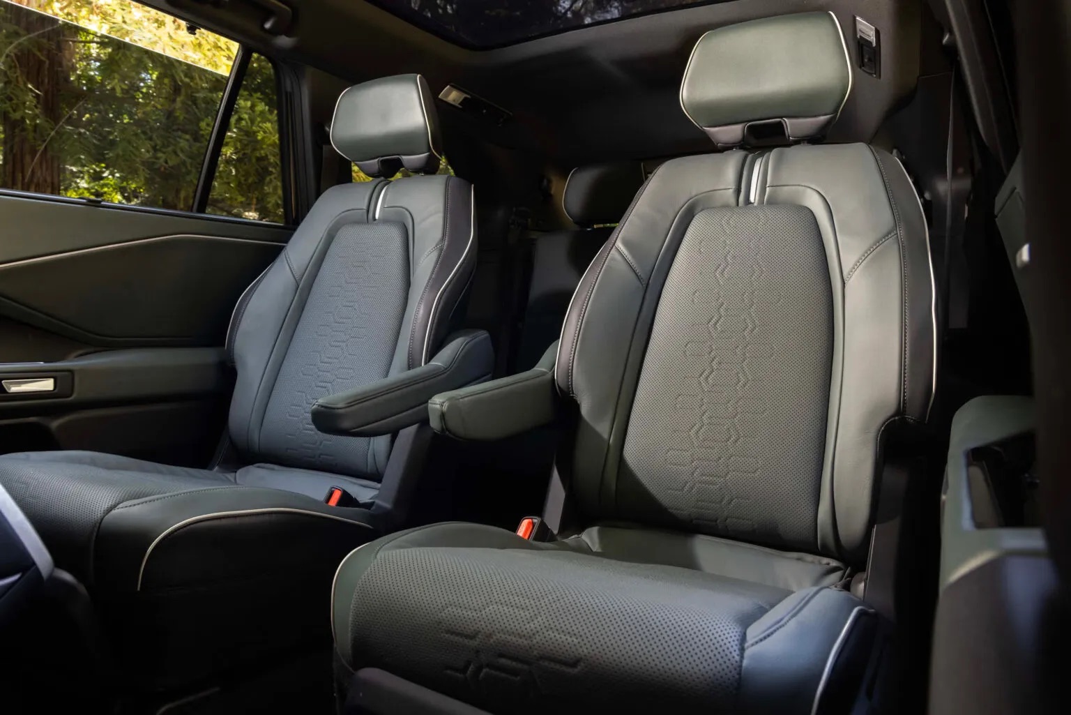 Subaru Gateway ra mắt: SUV cỡ lớn với 3 h&agrave;ng ghế, d&ugrave;ng c&ocirc;ng nghệ Toyota, mạnh 420hp, chạy gần 500km/sạc- Ảnh 11.