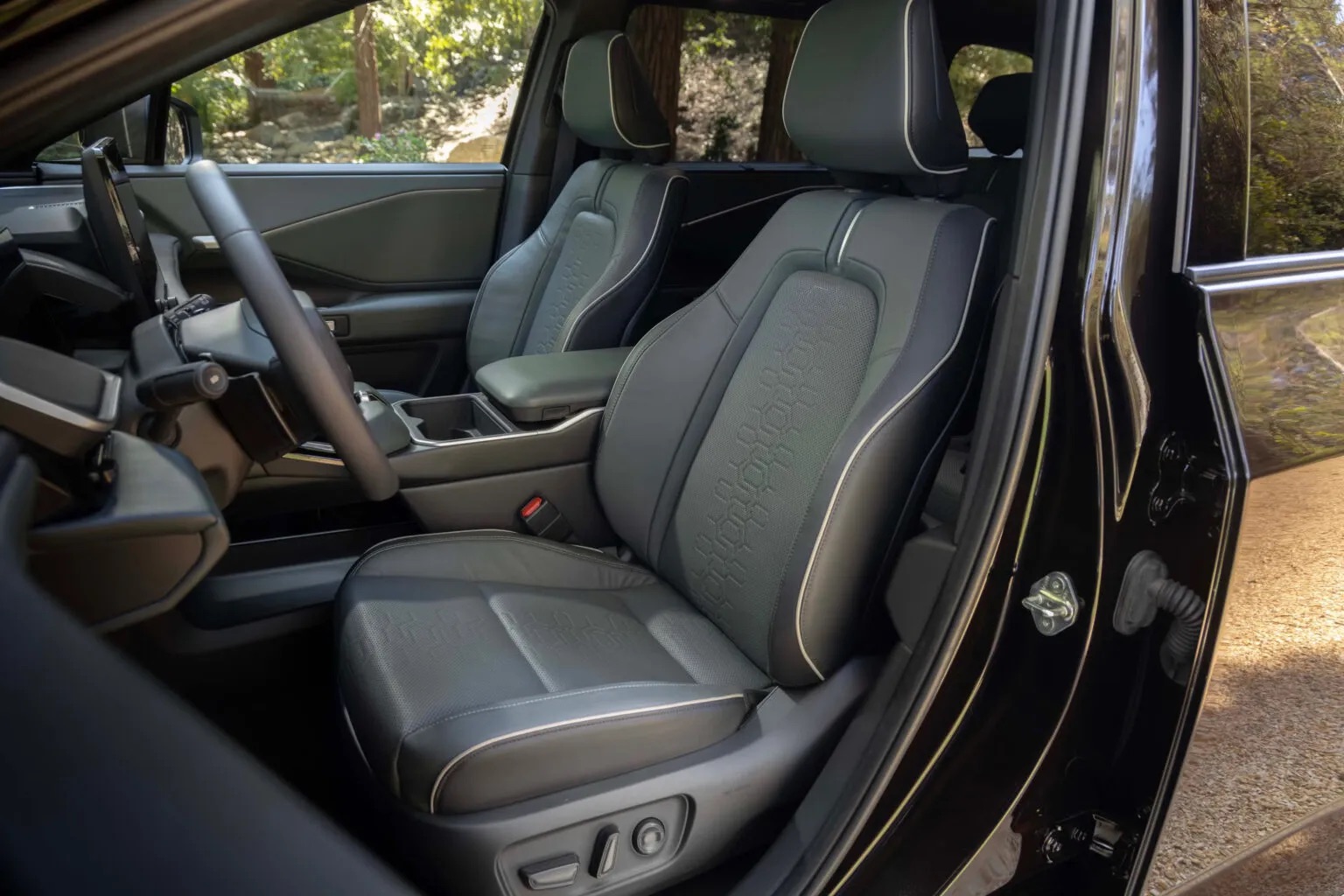 Subaru Gateway ra mắt: SUV cỡ lớn với 3 h&agrave;ng ghế, d&ugrave;ng c&ocirc;ng nghệ Toyota, mạnh 420hp, chạy gần 500km/sạc- Ảnh 10.