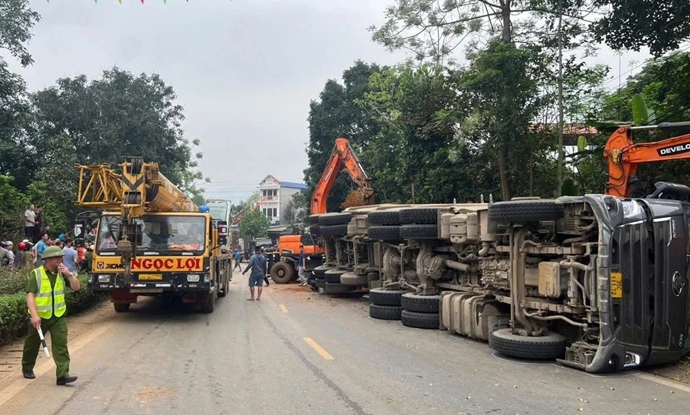 Vụ xe đầu k&eacute;o đ&egrave; bẹp xe con v&agrave; xe m&aacute;y, 2 phụ nữ tử vong: Bắt tạm giam t&agrave;i xế Trần Văn Khoa- Ảnh 2.