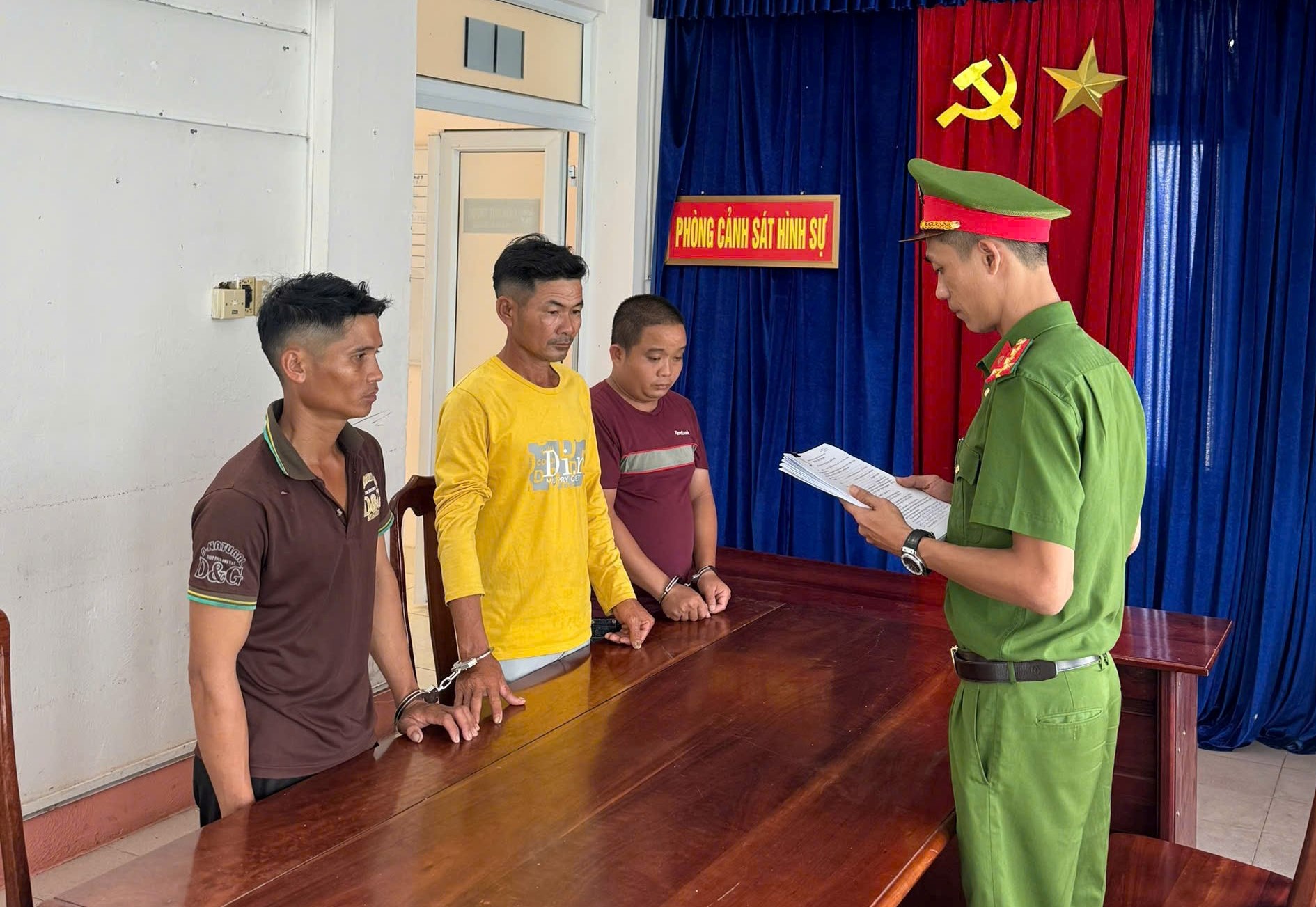 Đ&aacute;nh người l&uacute;n sọ v&igrave; cho rằng b&oacute;p c&ograve;i xe khiến đ&agrave;n tr&acirc;u hoảng sợ, 3 người bị bắt- Ảnh 2.