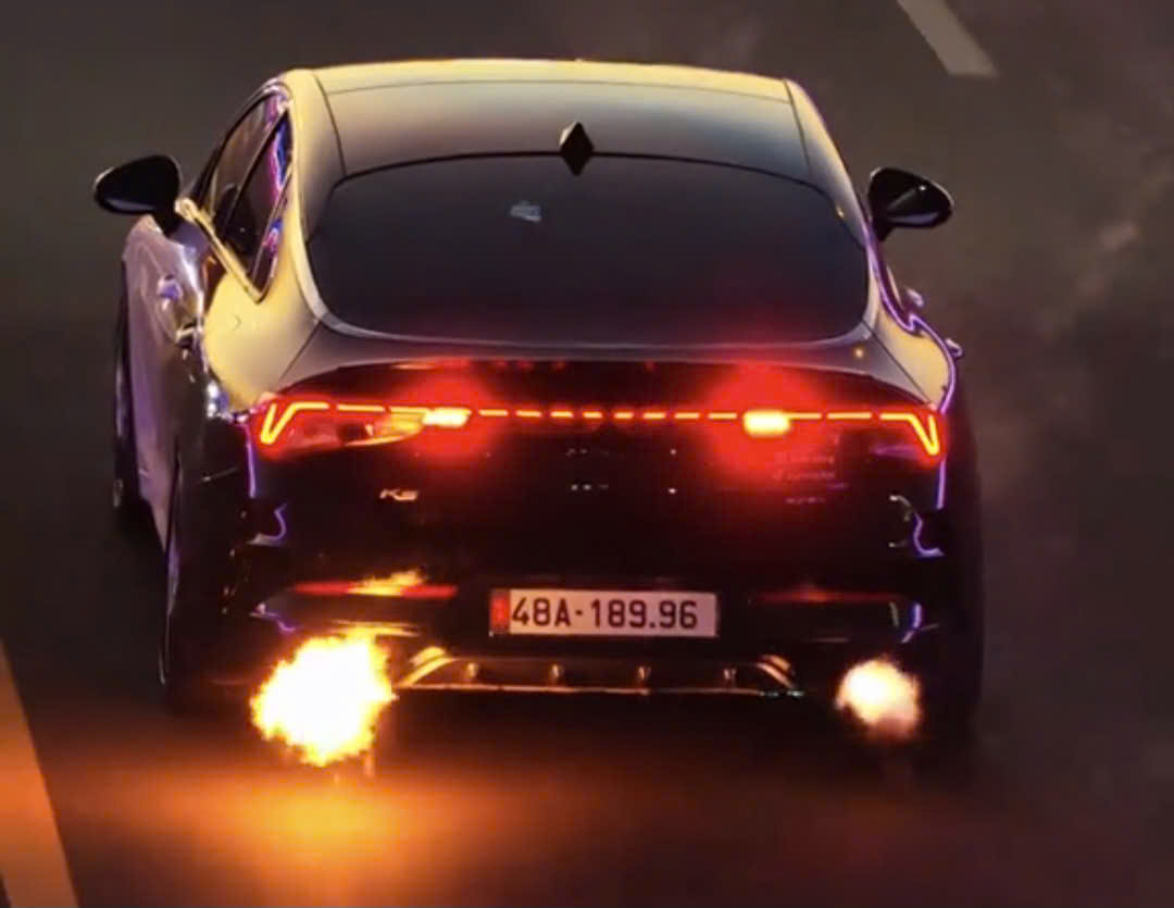 Vụ xe con phun lửa khi đang chạy tr&ecirc;n đường g&acirc;y x&ocirc;n xao dư luận: T&agrave;i xế vi phạm 5 h&agrave;nh vi- Ảnh 2.