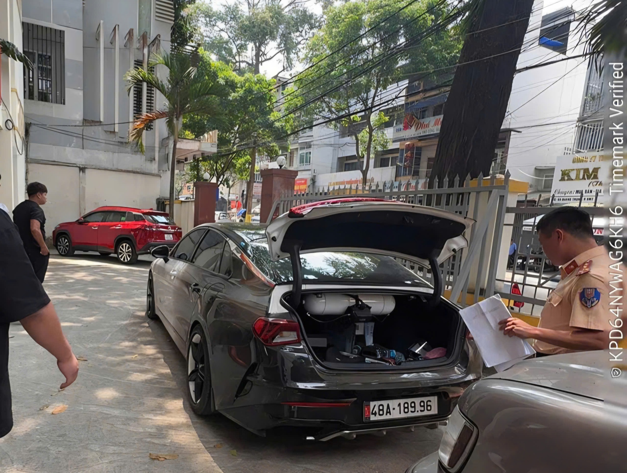 Vụ xe con phun lửa khi đang chạy tr&ecirc;n đường g&acirc;y x&ocirc;n xao dư luận: T&agrave;i xế vi phạm 5 h&agrave;nh vi- Ảnh 1.