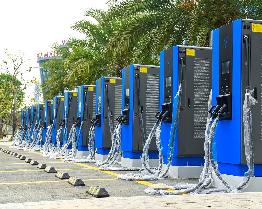 Chủ xe điện Việt Nam cần sạc nhanh hay sạc nhiều: VinFast v&agrave; phần c&ograve;n lại đang l&agrave;m g&igrave;?- Ảnh 1.