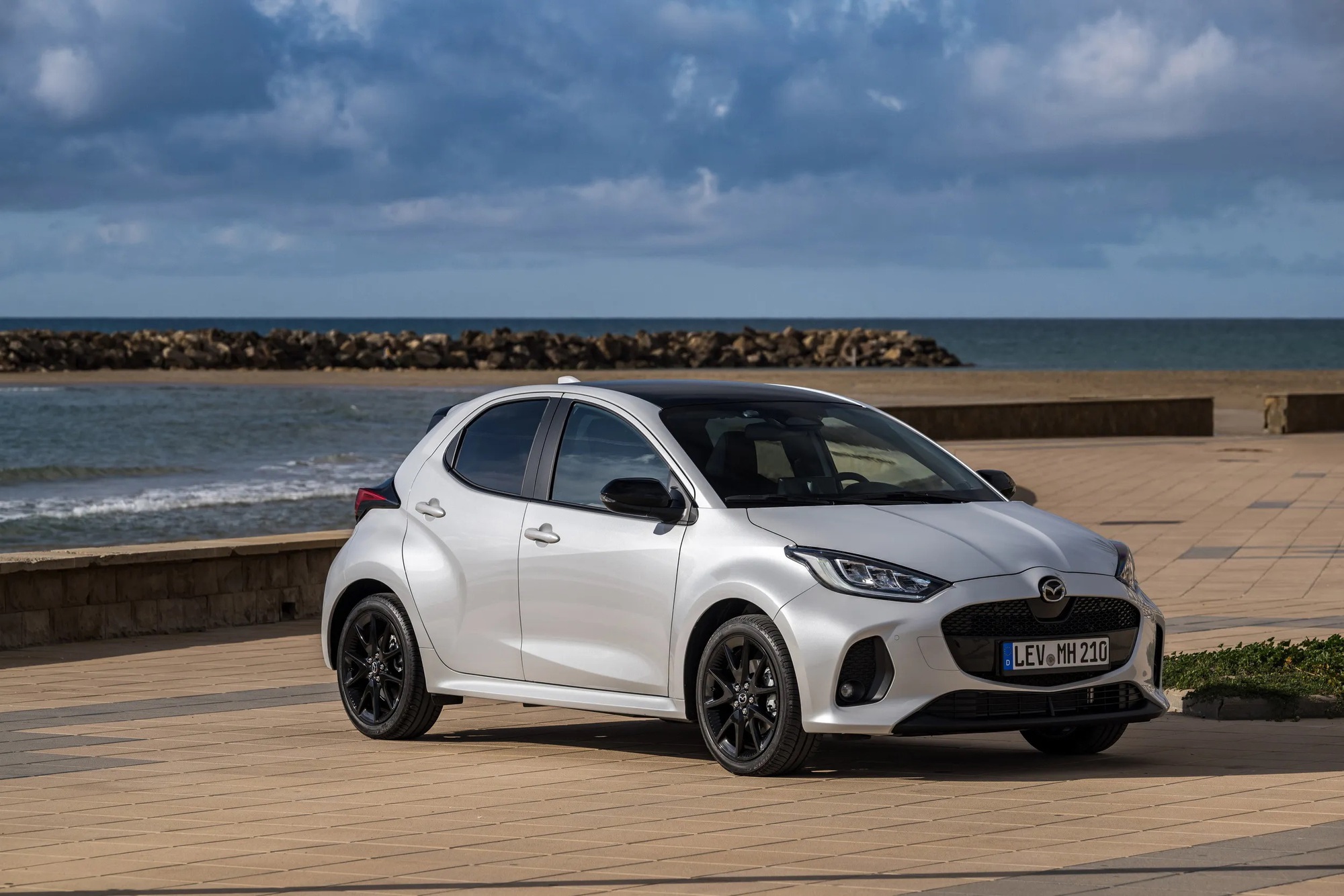 Mazda2 2026 ra mắt: Th&ecirc;m tiện nghi v&agrave; t&iacute;nh năng ADAS, động cơ hybrid 1.5L từ Toyota- Ảnh 2.