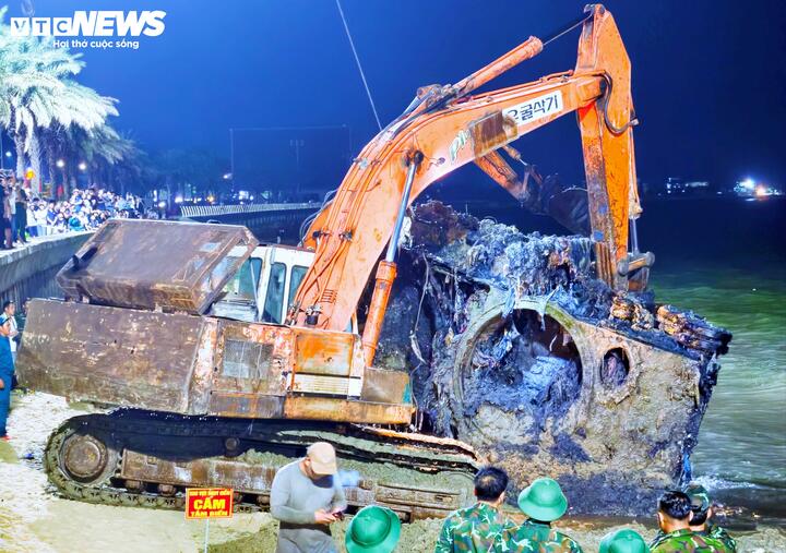 C&oacute; g&igrave; b&ecirc;n trong khối th&eacute;p khổng lồ nghi xe tăng vừa trục vớt ở bờ biển Gia Lai?- Ảnh 2.