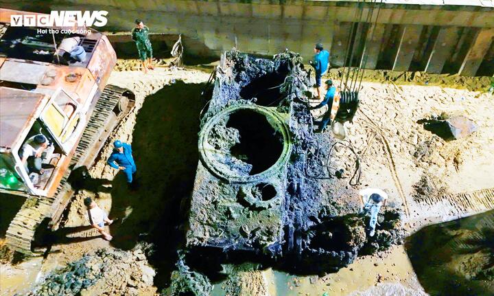 C&oacute; g&igrave; b&ecirc;n trong khối th&eacute;p khổng lồ nghi xe tăng vừa trục vớt ở bờ biển Gia Lai?- Ảnh 1.