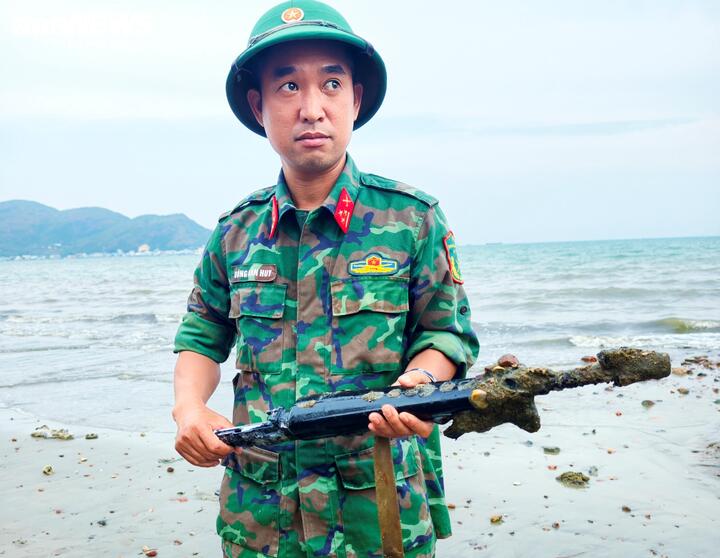 C&oacute; g&igrave; b&ecirc;n trong khối th&eacute;p khổng lồ nghi xe tăng vừa trục vớt ở bờ biển Gia Lai?- Ảnh 7.