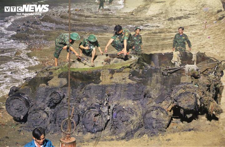 C&oacute; g&igrave; b&ecirc;n trong khối th&eacute;p khổng lồ nghi xe tăng vừa trục vớt ở bờ biển Gia Lai?- Ảnh 12.