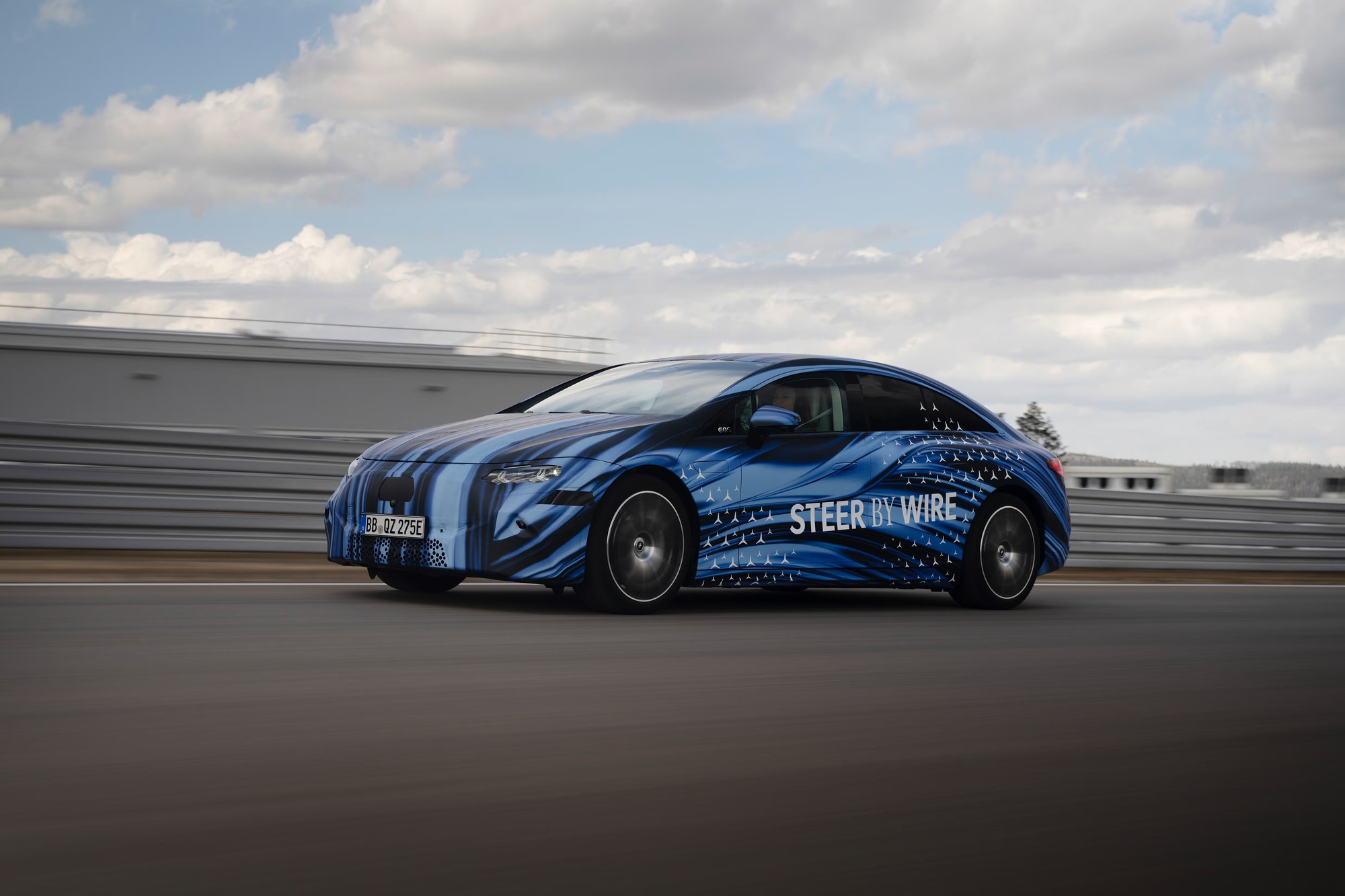 Mercedes-Benz EQS 2026 trang bị v&ocirc; lăng như xe đua F1, tự điều chỉnh số v&ograve;ng đ&aacute;nh l&aacute;i, dễ 'hot' khi về Việt Nam- Ảnh 2.