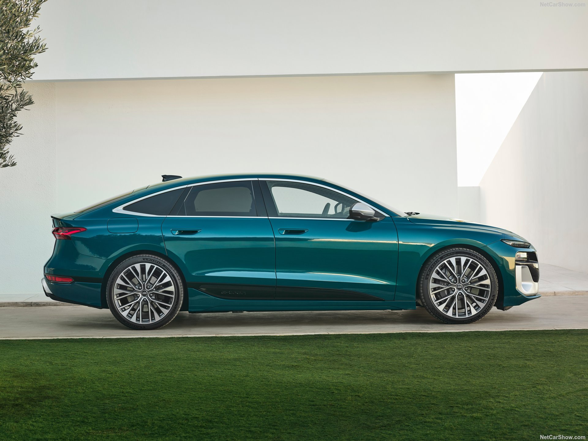 Audi S6 Sportback e-tron xuất hiện tại Việt Nam: Đ&egrave;n LED điều chỉnh thiết kế theo &yacute; chủ xe, nội thất 3 m&agrave;n h&igrave;nh OLED, đi 600km/sạc- Ảnh 7.