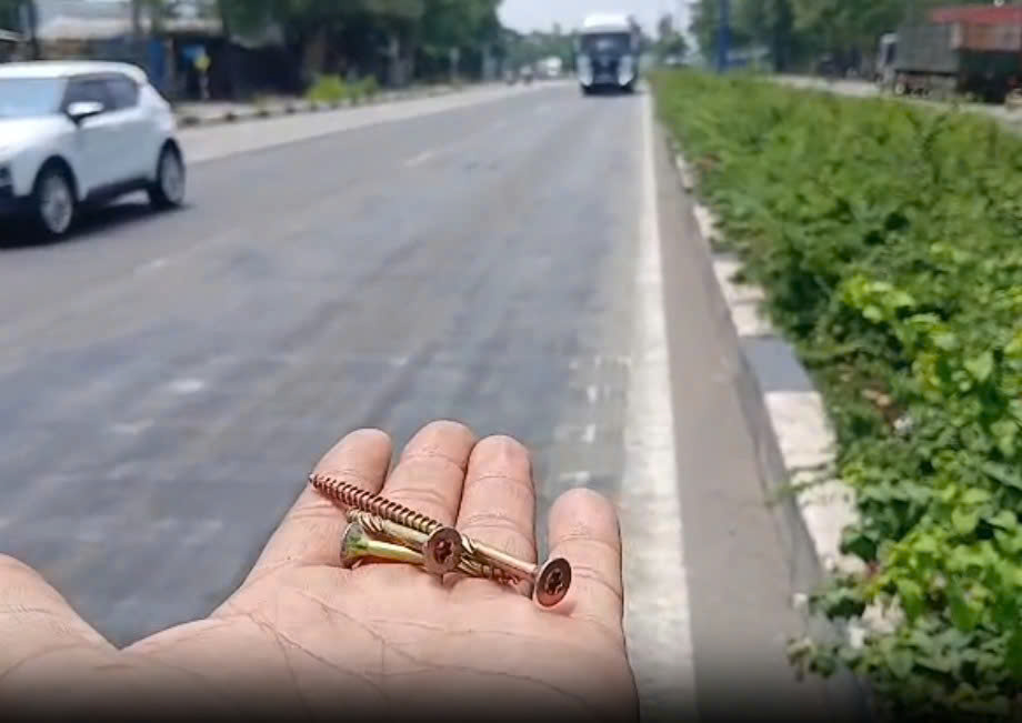 H&igrave;nh ảnh đinh v&iacute;t vương v&atilde;i tr&ecirc;n gần 1 km đường Mỹ Phước &ndash; T&acirc;n Vạn- Ảnh 1.