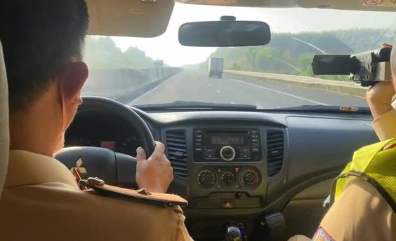 CSGT dùng ô tô nguỵ trang, ghi hình phạt nguội gần 100 xe vi phạm- Ảnh 1. CSGT dùng ô tô nguỵ trang, ghi hình phạt nguội gần 100 xe vi phạm- Ảnh 1.