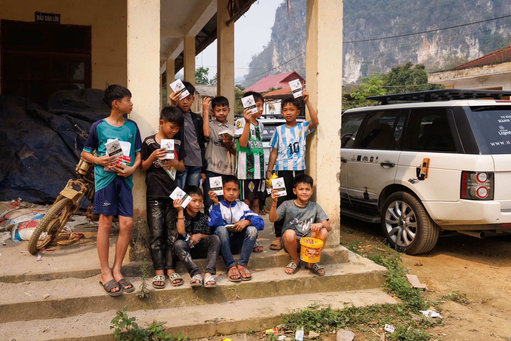 Người dân tộc Thái múa cạnh dàn xe Range Rover của ông Đặng Lê Nguyên Vũ- Ảnh 14. Người dân tộc Thái múa cạnh dàn xe Range Rover của ông Đặng Lê Nguyên Vũ- Ảnh 14.