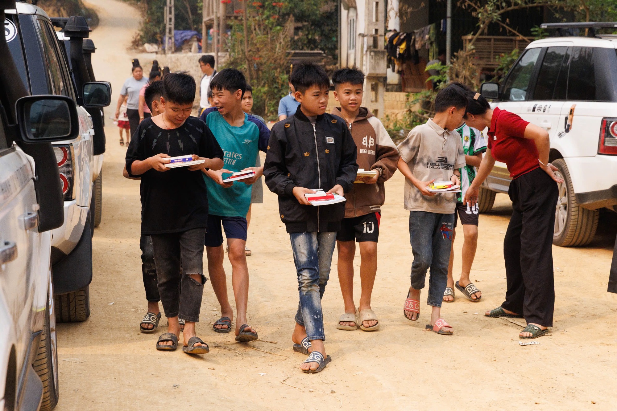 Người dân tộc Thái múa cạnh dàn xe Range Rover của ông Đặng Lê Nguyên Vũ- Ảnh 13. Người dân tộc Thái múa cạnh dàn xe Range Rover của ông Đặng Lê Nguyên Vũ- Ảnh 13.