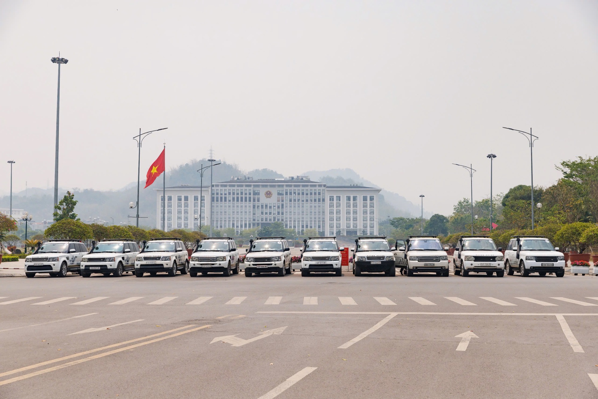 Người dân tộc Thái múa cạnh dàn xe Range Rover của ông Đặng Lê Nguyên Vũ- Ảnh 8. Người dân tộc Thái múa cạnh dàn xe Range Rover của ông Đặng Lê Nguyên Vũ- Ảnh 8.