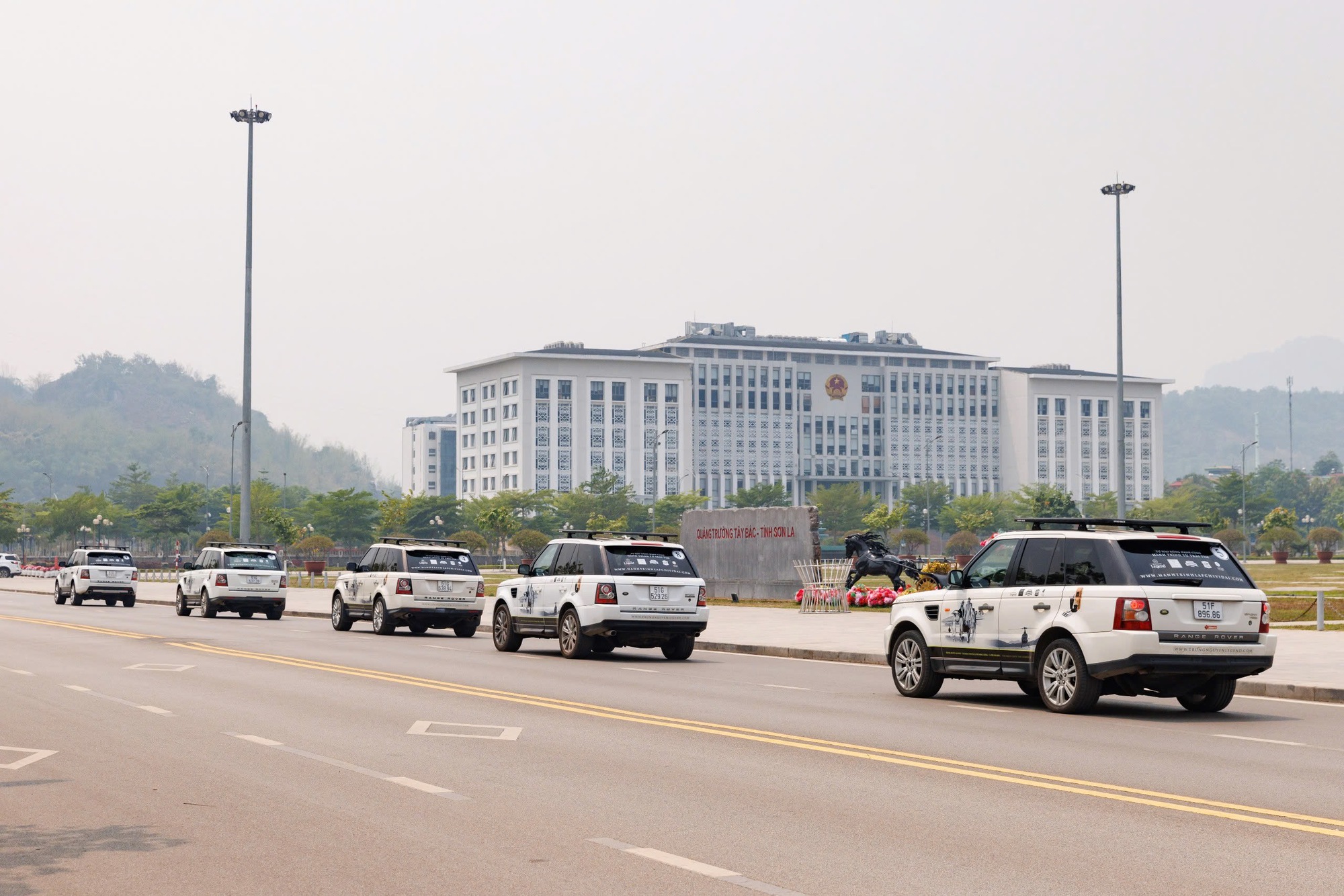 Người dân tộc Thái múa cạnh dàn xe Range Rover của ông Đặng Lê Nguyên Vũ- Ảnh 7. Người dân tộc Thái múa cạnh dàn xe Range Rover của ông Đặng Lê Nguyên Vũ- Ảnh 7.