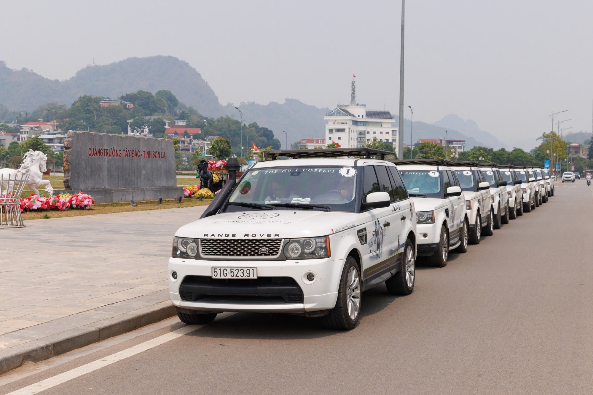 Người dân tộc Thái múa cạnh dàn xe Range Rover của ông Đặng Lê Nguyên Vũ- Ảnh 6. Người dân tộc Thái múa cạnh dàn xe Range Rover của ông Đặng Lê Nguyên Vũ- Ảnh 6.