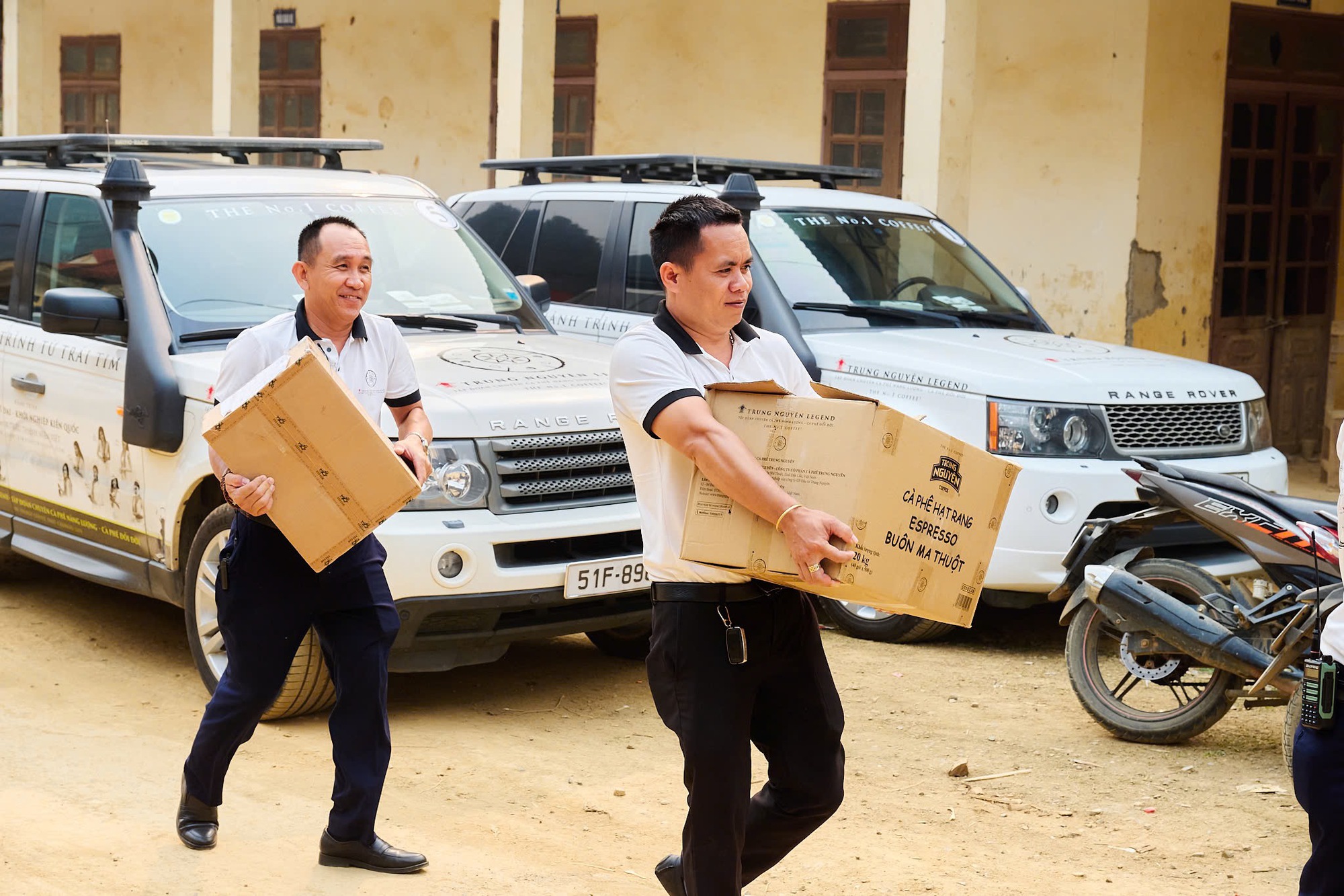 Người dân tộc Thái múa cạnh dàn xe Range Rover của ông Đặng Lê Nguyên Vũ- Ảnh 3. Người dân tộc Thái múa cạnh dàn xe Range Rover của ông Đặng Lê Nguyên Vũ- Ảnh 3.