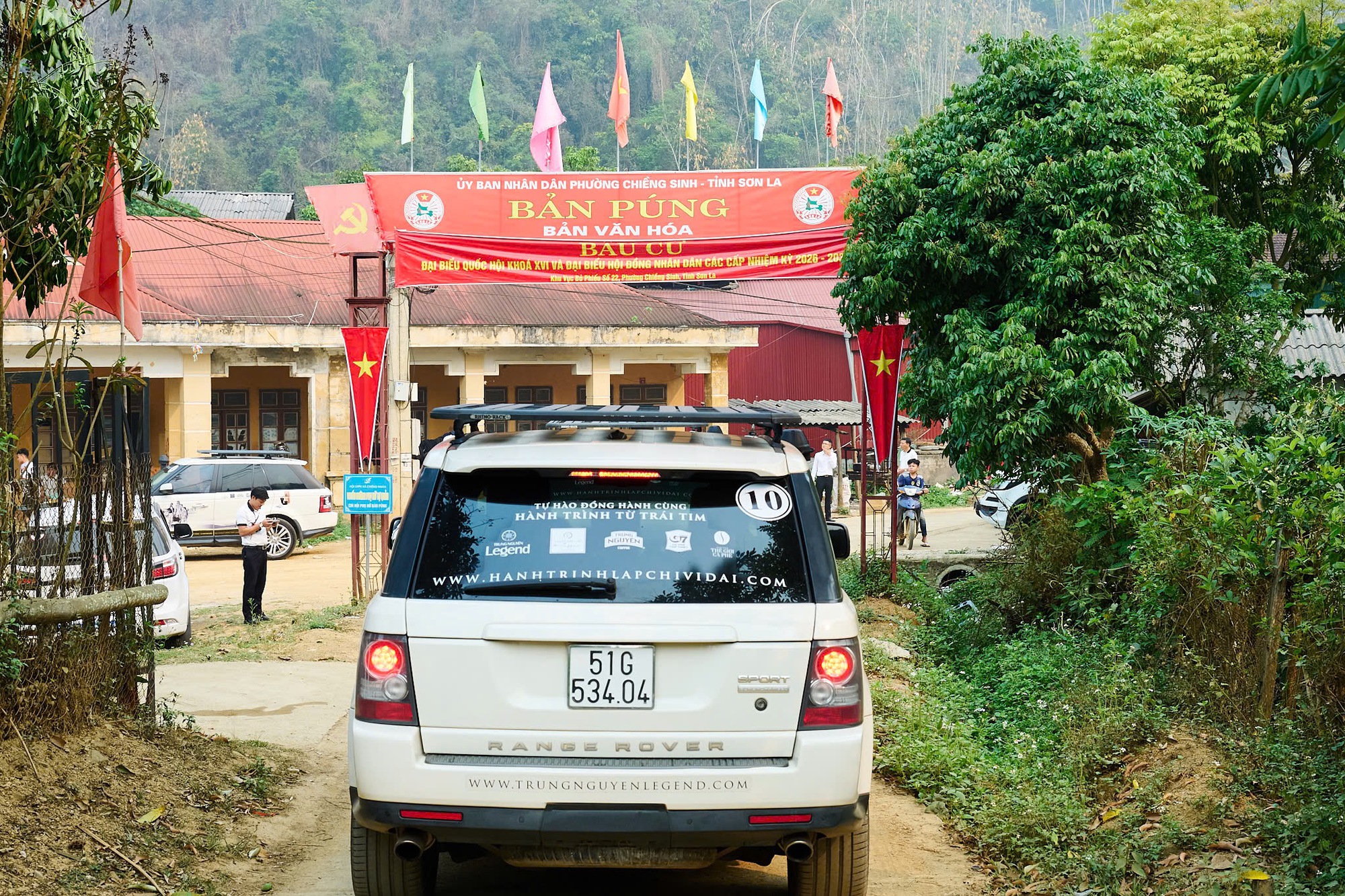 Người dân tộc Thái múa cạnh dàn xe Range Rover của ông Đặng Lê Nguyên Vũ- Ảnh 12. Người dân tộc Thái múa cạnh dàn xe Range Rover của ông Đặng Lê Nguyên Vũ- Ảnh 12.