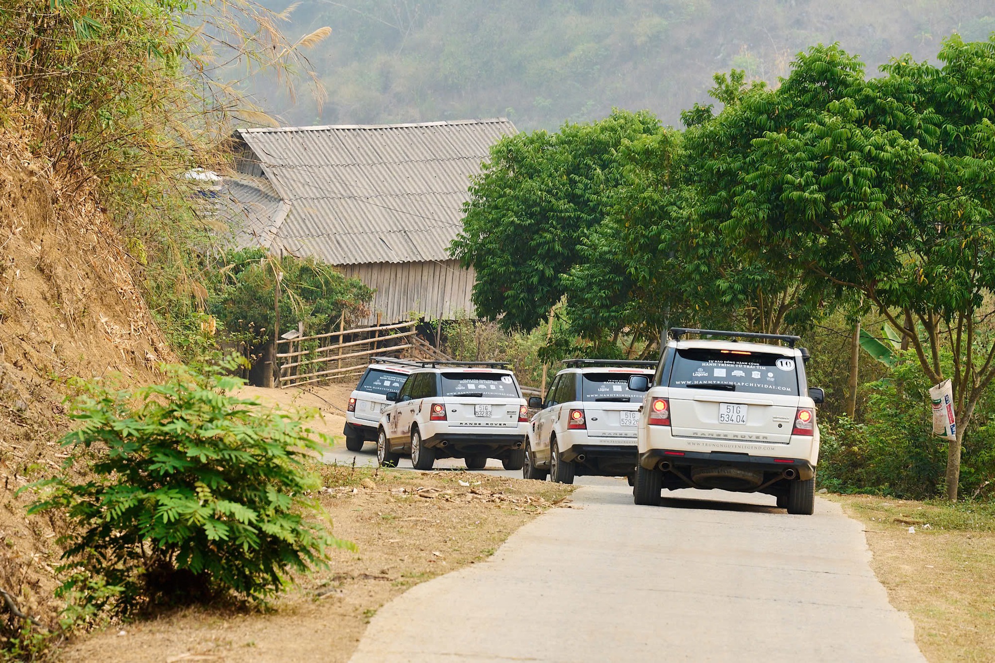 Người dân tộc Thái múa cạnh dàn xe Range Rover của ông Đặng Lê Nguyên Vũ- Ảnh 11. Người dân tộc Thái múa cạnh dàn xe Range Rover của ông Đặng Lê Nguyên Vũ- Ảnh 11.