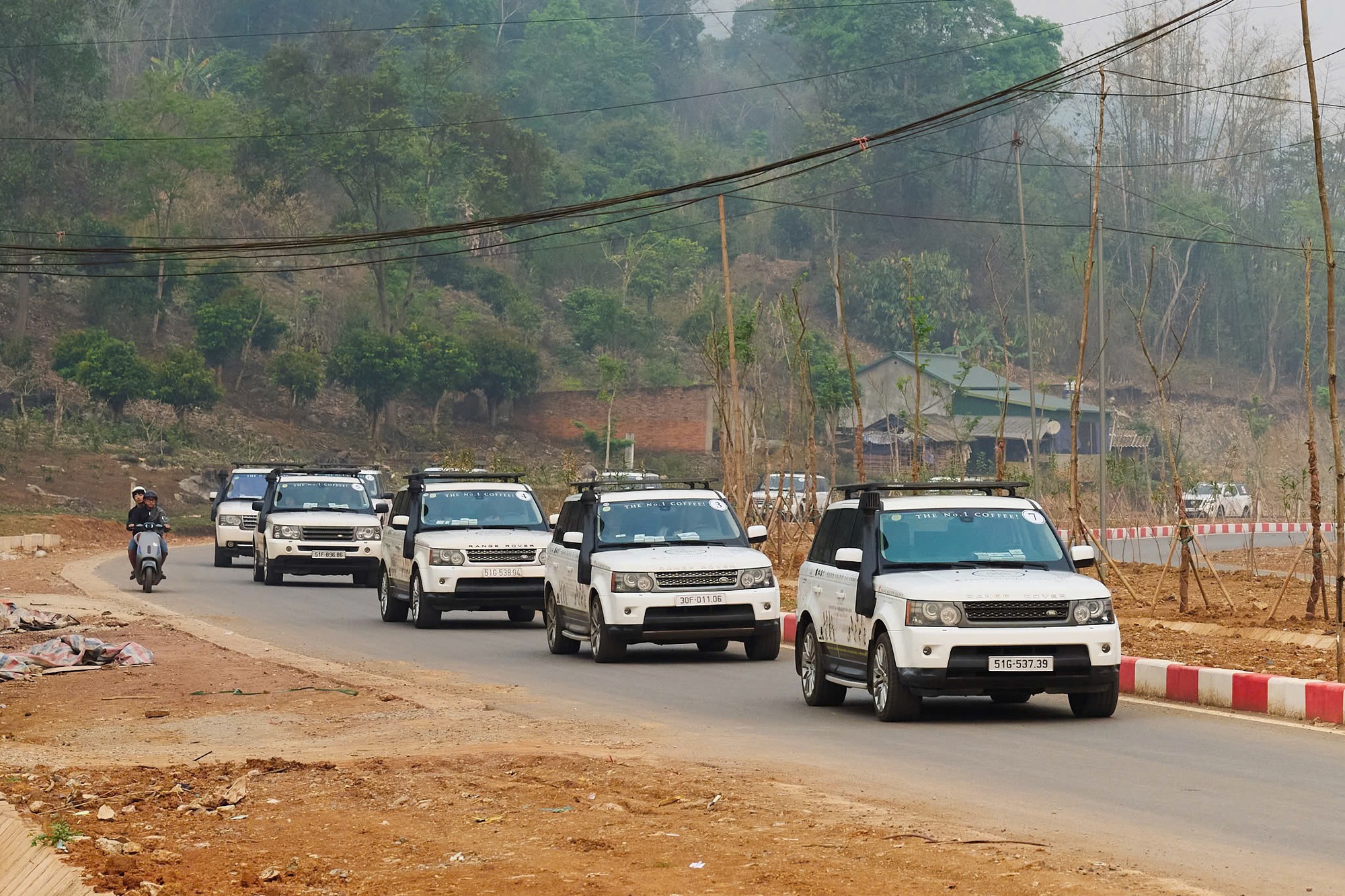 Người dân tộc Thái múa cạnh dàn xe Range Rover của ông Đặng Lê Nguyên Vũ- Ảnh 1. Người dân tộc Thái múa cạnh dàn xe Range Rover của ông Đặng Lê Nguyên Vũ- Ảnh 1.