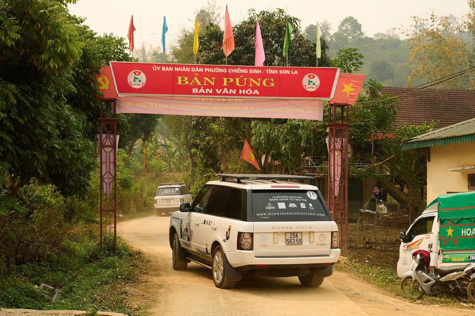 Người dân tộc Thái múa cạnh dàn xe Range Rover của ông Đặng Lê Nguyên Vũ- Ảnh 2. Người dân tộc Thái múa cạnh dàn xe Range Rover của ông Đặng Lê Nguyên Vũ- Ảnh 2.