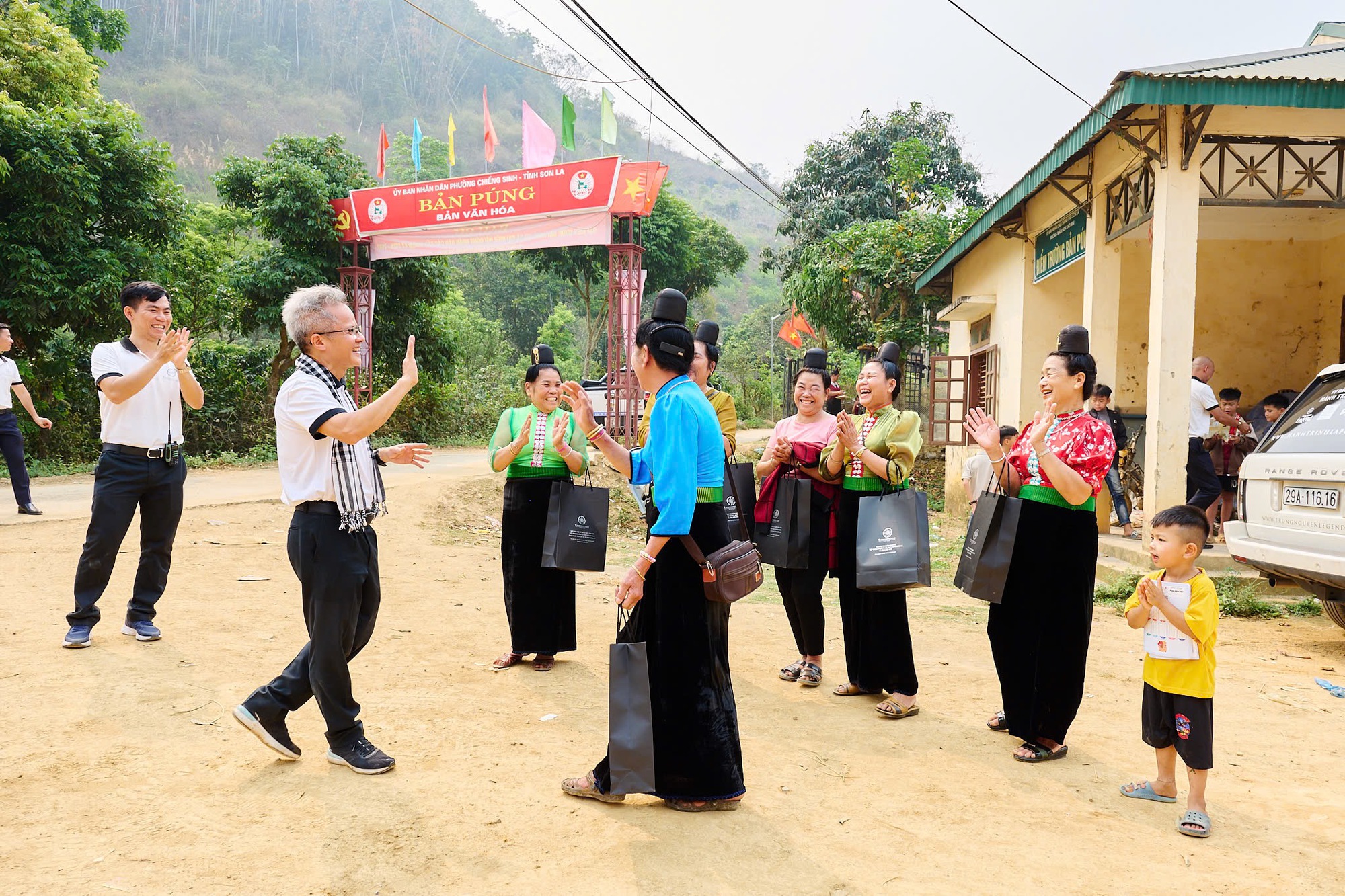 Người dân tộc Thái múa cạnh dàn xe Range Rover của ông Đặng Lê Nguyên Vũ- Ảnh 5. Người dân tộc Thái múa cạnh dàn xe Range Rover của ông Đặng Lê Nguyên Vũ- Ảnh 5.