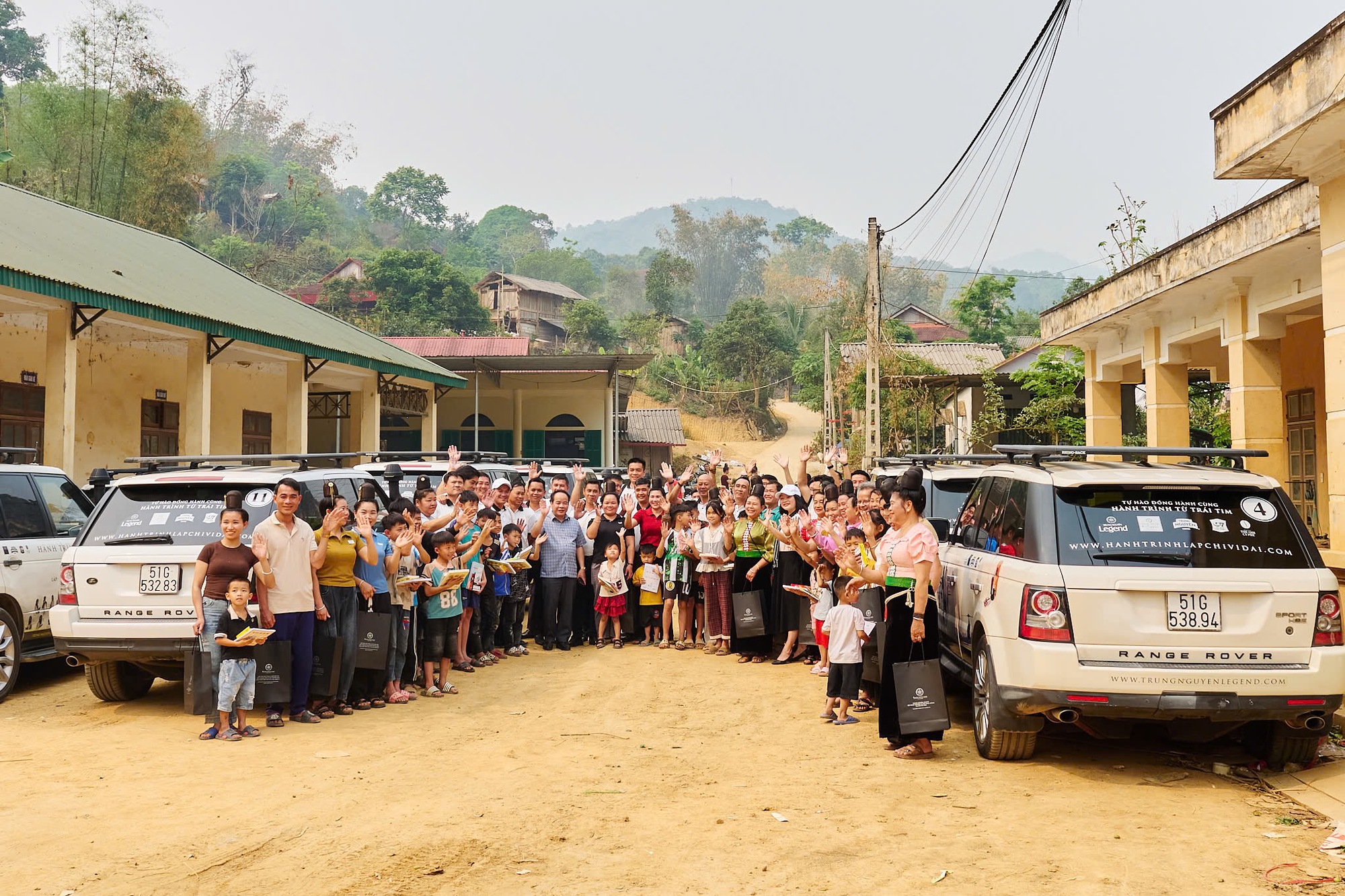 Người dân tộc Thái múa cạnh dàn xe Range Rover của ông Đặng Lê Nguyên Vũ- Ảnh 15. Người dân tộc Thái múa cạnh dàn xe Range Rover của ông Đặng Lê Nguyên Vũ- Ảnh 15.