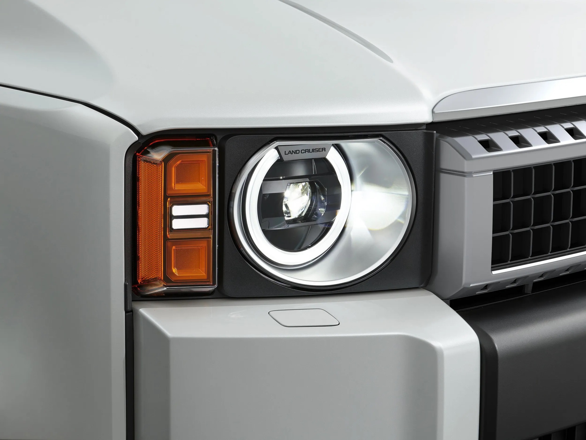 Toyota Prado 2026 bổ sung tính năng này sau khi bị liệt vào 'xe bị ăn trộm nhiều nhất' tại Nhật Bản- Ảnh 2. Toyota Prado 2026 bổ sung tính năng này sau khi bị liệt vào 'xe bị ăn trộm nhiều nhất' tại Nhật Bản- Ảnh 2.