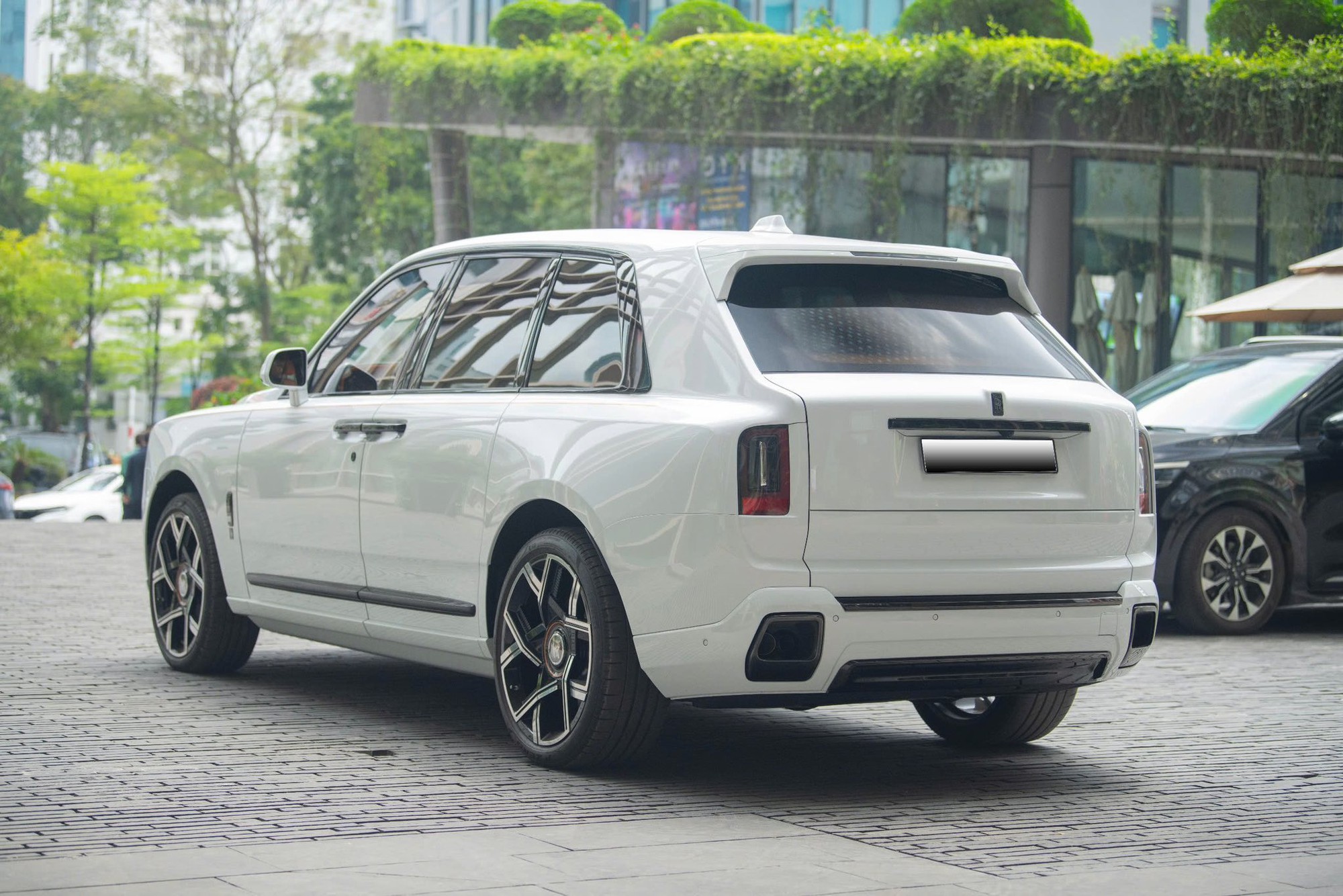 Ch&agrave;o Rolls-Royce Culinan Black Badge 'lướt 800km' hơn 28 tỷ đồng, người b&aacute;n bọc nilon kỹ như xe mới- Ảnh 2.