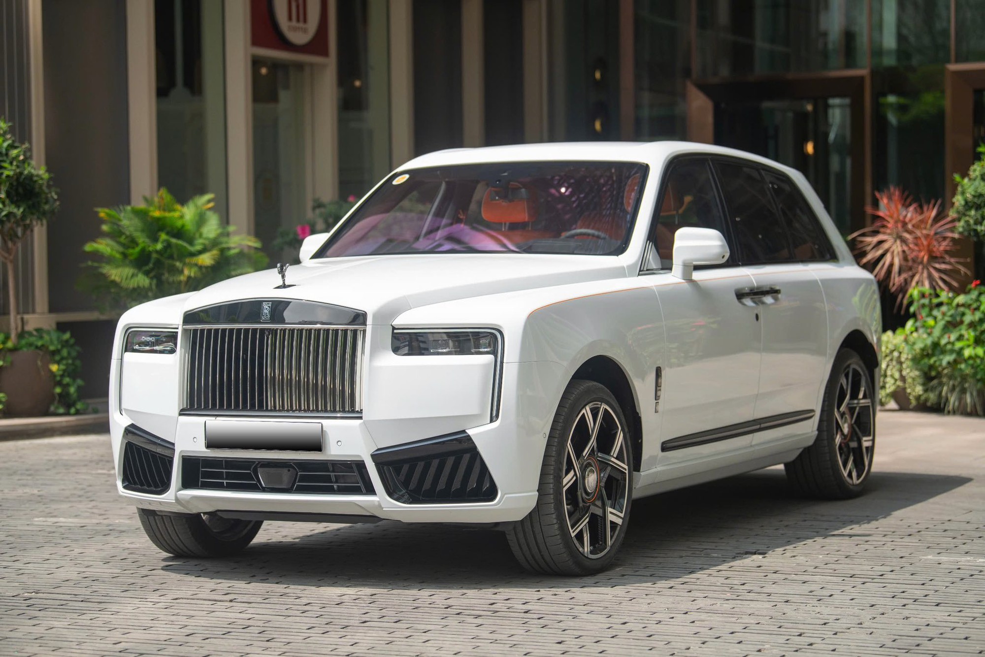 Ch&agrave;o Rolls-Royce Culinan Black Badge 'lướt 800km' hơn 28 tỷ đồng, người b&aacute;n bọc nilon kỹ như xe mới- Ảnh 1.
